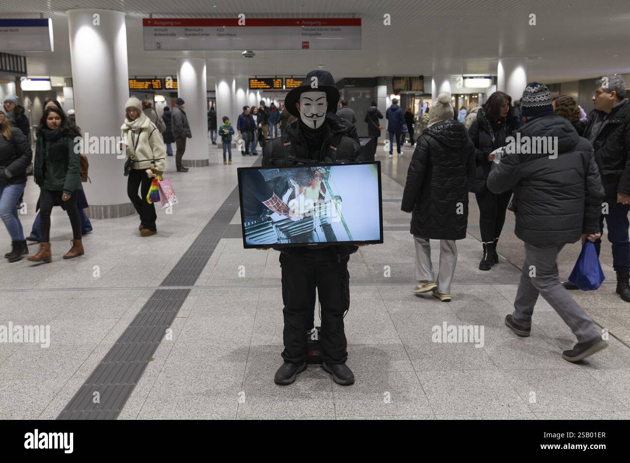Activiste avec masque anonyme proteste contre la consommation de viande, montre un film sur la cruauté envers les animaux dans une ferme avicole, Duesseldorf, Rhénanie du Nord-Westphalie, Banque D'Images