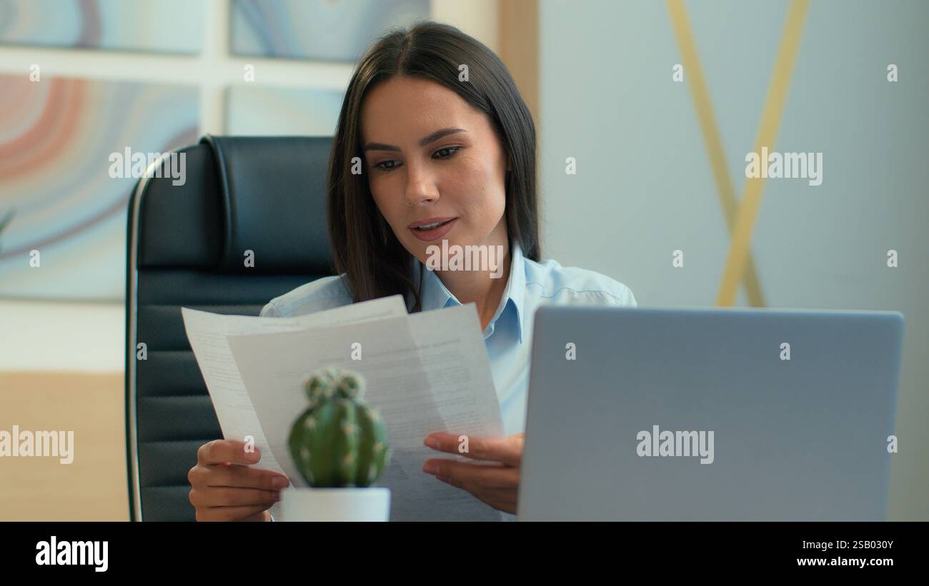 Femme d'affaires caucasienne femme femme d'affaires femme sourire femme avocat agent parler appel vidéo conférence en ligne ordinateur portable chat distant Banque D'Images