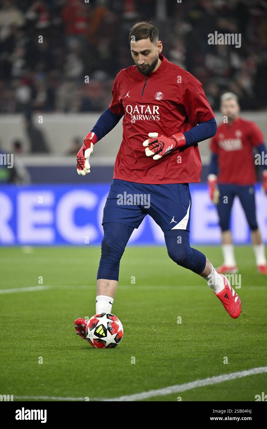 Gardien de but Gianuigi Donnarumma FC Paris Saint-Germain PSG (01) action sur le ballon, échauffement, entraînement, Ligue des champions, MHPArena, MHP Arena Stuttgart Banque D'Images