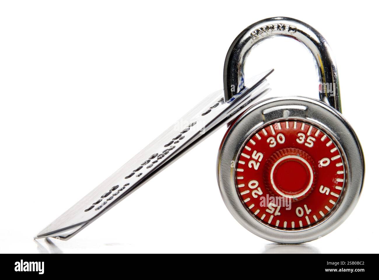 Un ensemble de cartes de crédit sécurisées avec un cadenas Banque D'Images