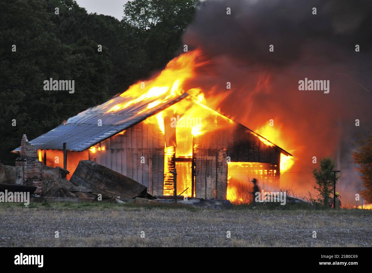Un bâtiment au milieu d'être en feu Banque D'Images Un bâtiment au milieu d'être en feu Banque D'Images