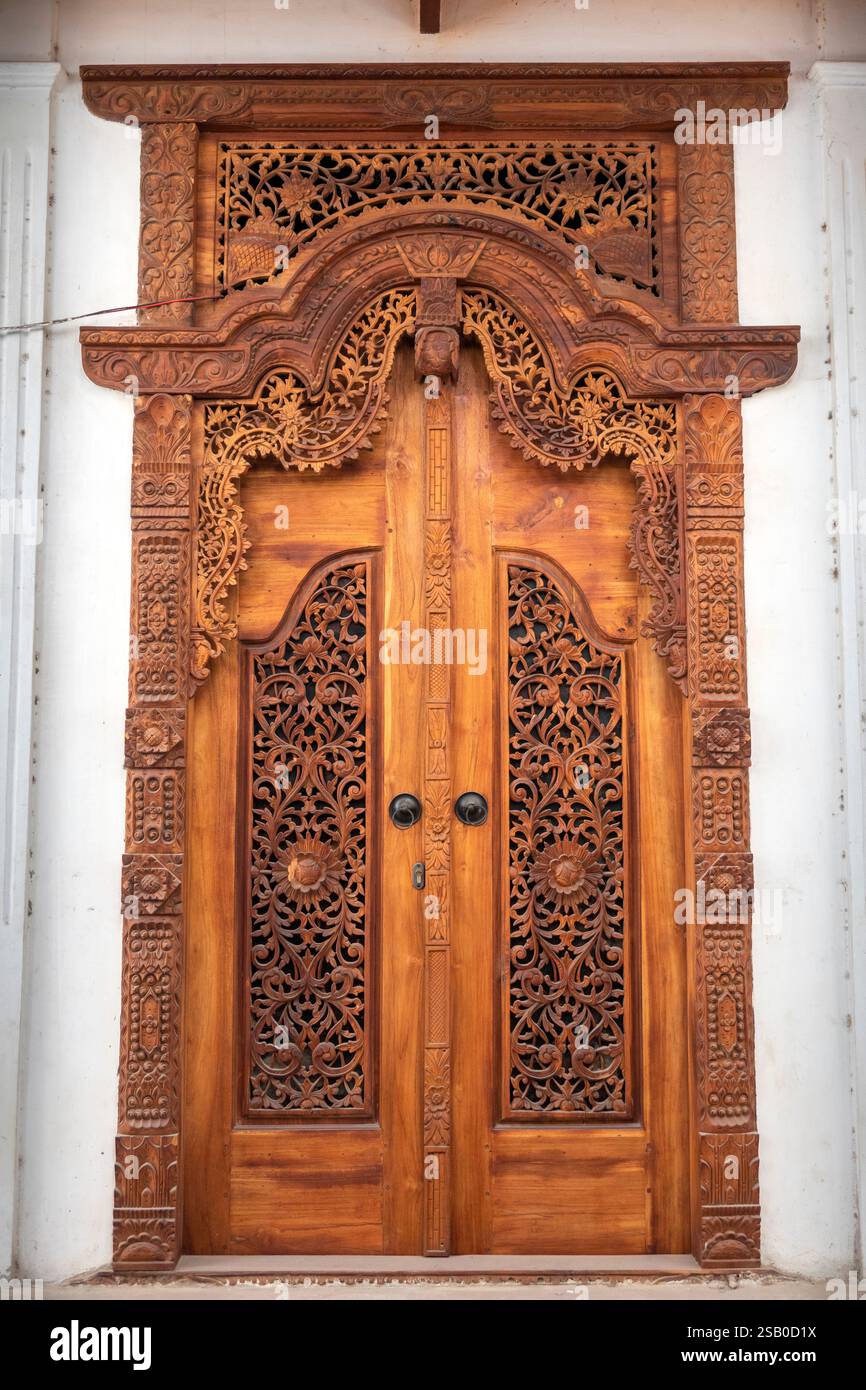 Afrique Tanzanie, Zanzibar, Stonetown, vieille ville, Hurumzi Street, porte en bois moderne faite dans un style historique Banque D'Images