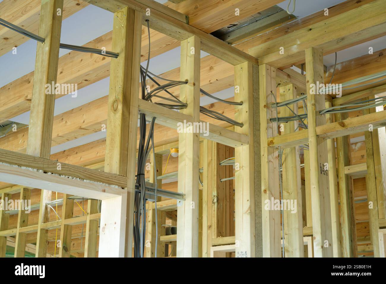 Studwalls en cours de construction dans une nouvelle propriété à ossature de bois au Royaume-Uni. Toit glulam. Câblage électrique entre les goujons. Banque D'Images