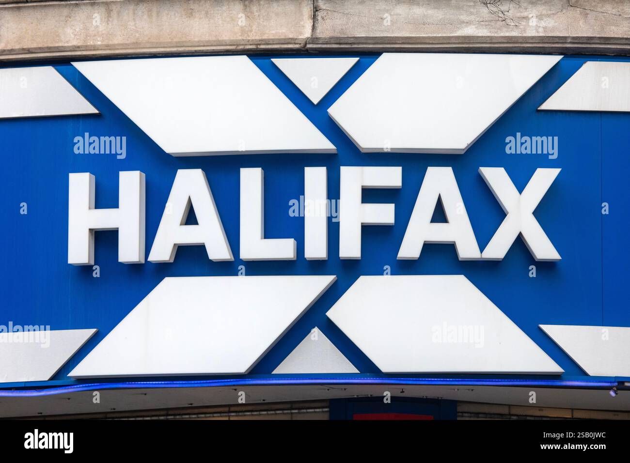 Londres, Royaume-Uni - 1er juillet 2024 : logo Halifax sur l'extérieur de l'une de leurs succursales bancaires à Londres, Royaume-Uni. Banque D'Images