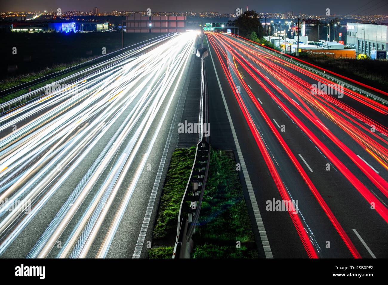 Lignes légères par des voitures conduisant la nuit sur la higway D1 près de Prague, république tchèque, octobre 2024 Banque D'Images