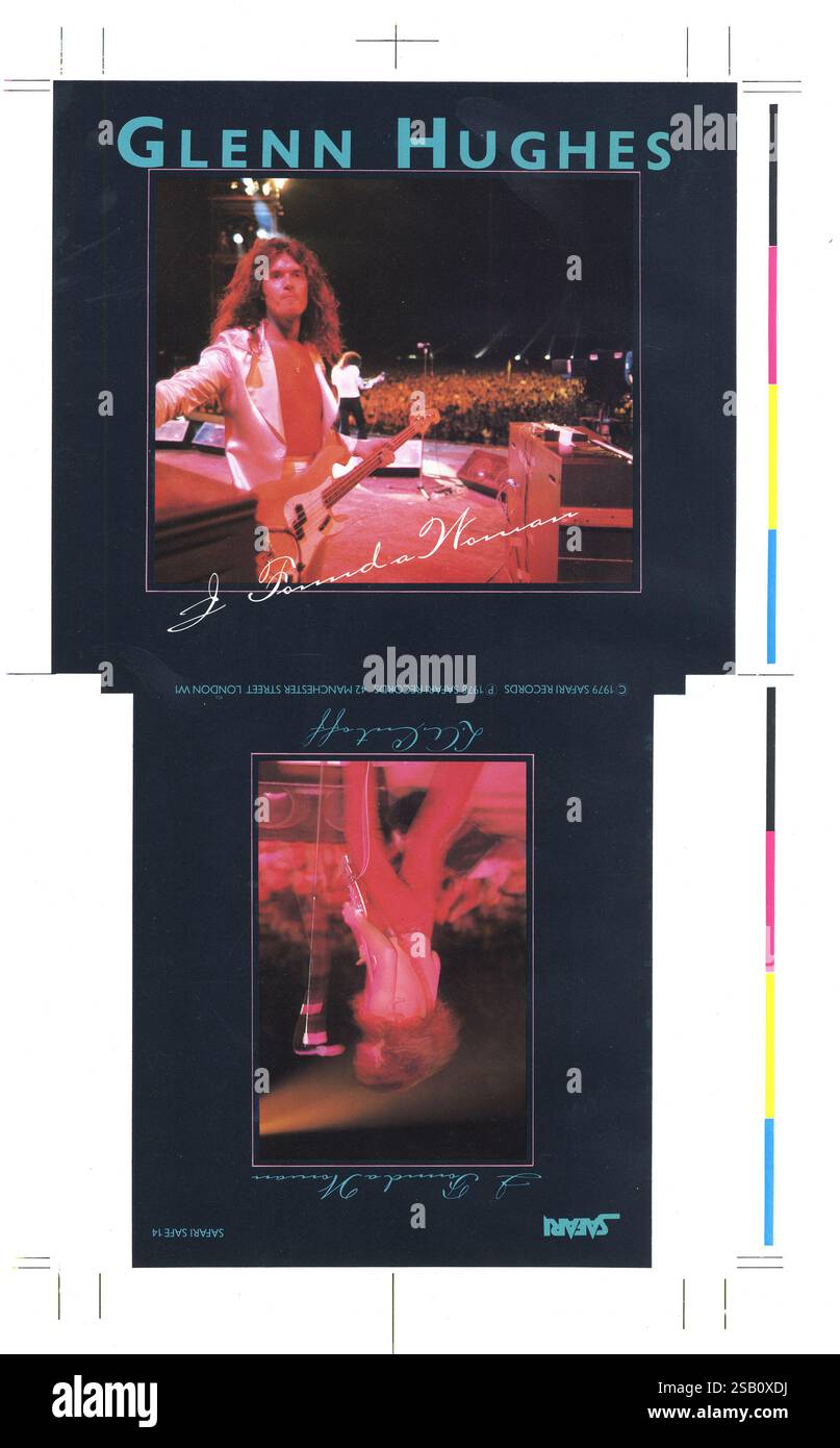 Glenn Hughes, ancien bassiste de Deep Purple, enregistre son premier album solo après son départ en 1976. Le single I Found A Woman / LA Cutoff est publié en 1976 sur Safari Records, propriété du manager de Deep Purple (et domicile de Toyah). Il s'agit de la pochette d'image britannique, est une épreuve d'impression d'illustration montrant des marques de repère et des barres d'enregistrement. La photographie de couverture de Glenn Hughes a été prise lors du célèbre concert California Jam en 1974. Banque D'Images