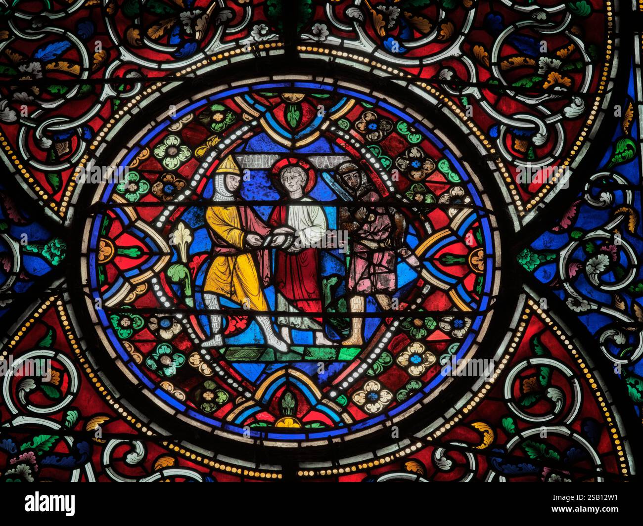 Vitrail médiéval, de Jésus Christ fait prisonnier, dans la cathédrale chrétienne de Canterbury, Angleterre. Banque D'Images