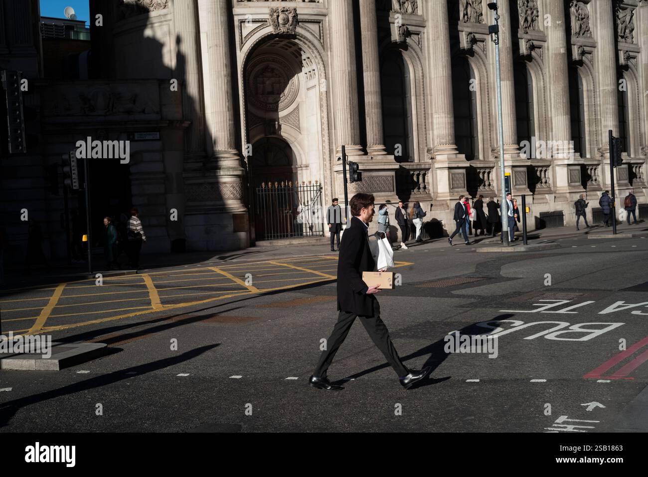 City Workers sur Gracechurch Street au coeur de Square Mile de Londres, quartier financier par un clair jour d'hiver de janvier, Londres, Angleterre, Royaume-Uni Banque D'Images