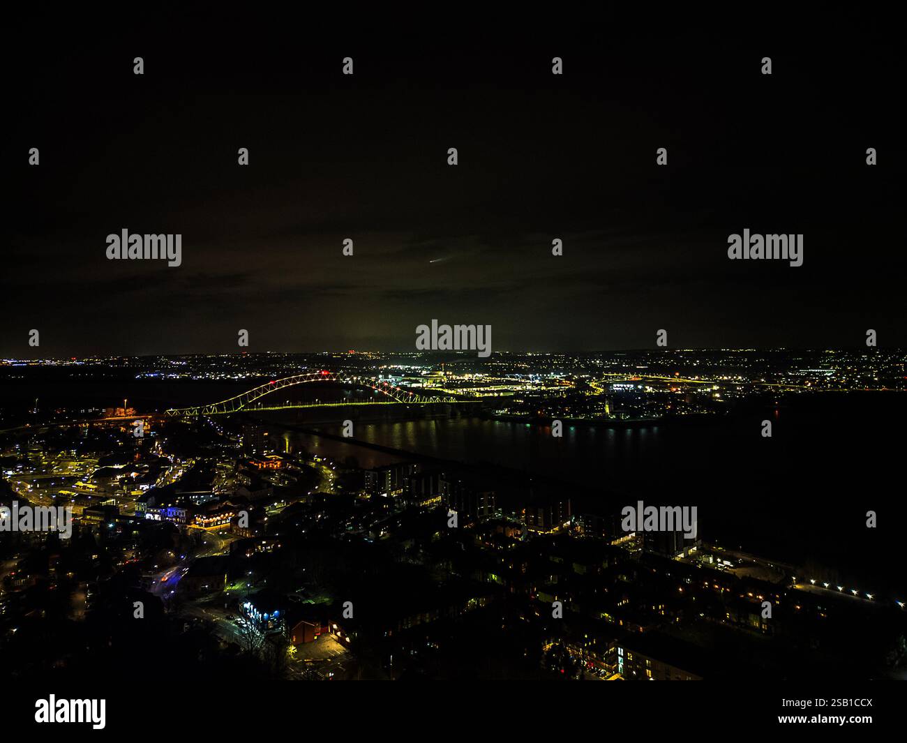 Une vue aérienne du Silver Jubilee Bridge la nuit traversant la rivière Mersey à Runcorn dans le Cheshire, Royaume-Uni Banque D'Images