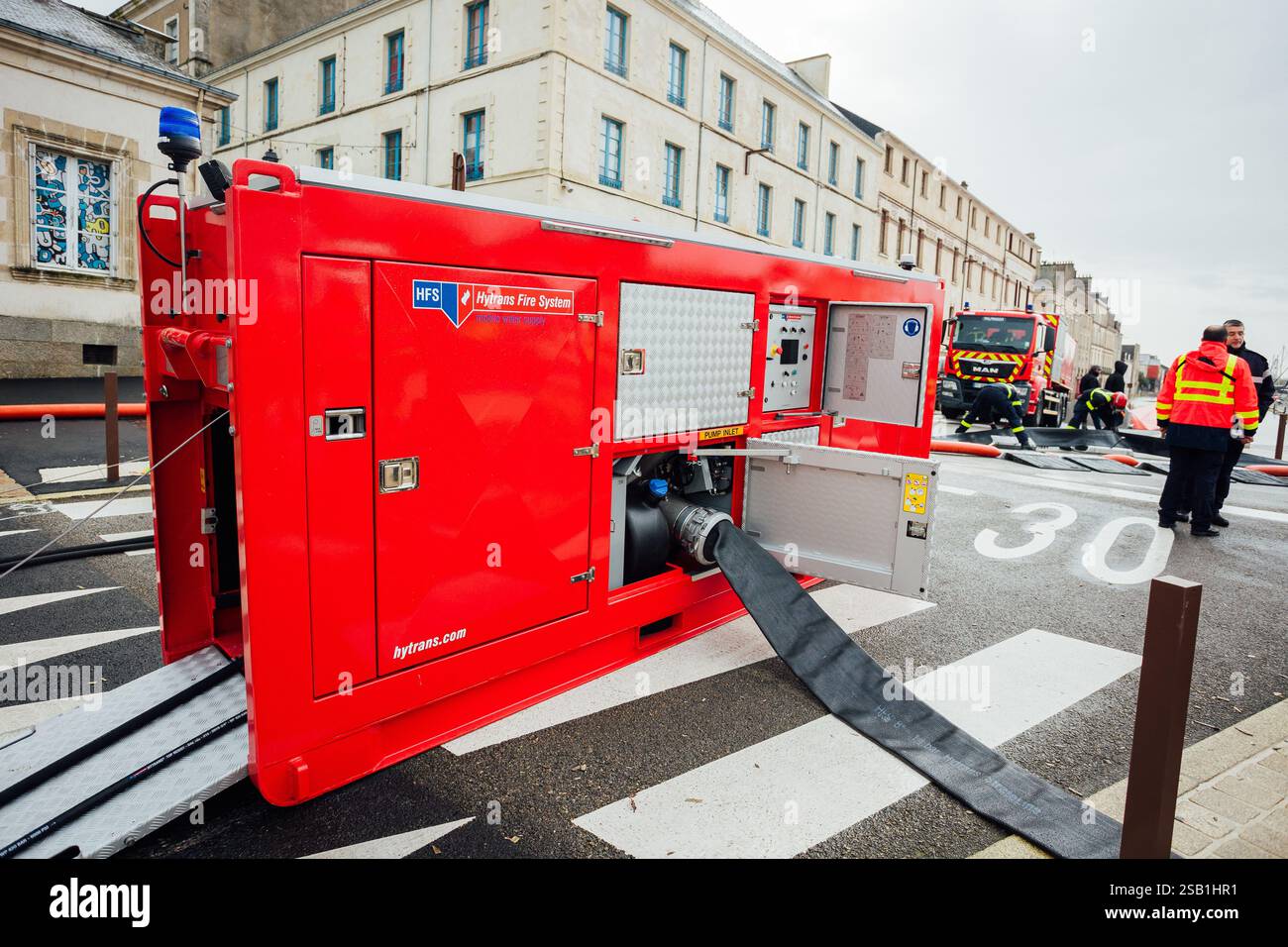 La sécurité civile, ainsi que des pompiers de différentes régions, aident à pomper de l'eau ou à secourir les habitants touchés par des inondations historiques, à Redon et St-Nicolas-de-Redon, villes frontalières entre les départements de l'Ille-et-Vilaine et de la Loire-Atlantique photo prise le 31 janvier 2025. Photo de Yannick BILLIOUX/ABACAPRESS. COM Credit : Abaca Press/Alamy Live News Banque D'Images
