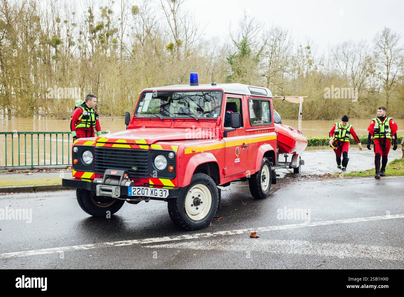 La sécurité civile, ainsi que des pompiers de différentes régions, aident à pomper de l'eau ou à secourir les habitants touchés par des inondations historiques, à Redon et St-Nicolas-de-Redon, villes frontalières entre les départements de l'Ille-et-Vilaine et de la Loire-Atlantique photo prise le 31 janvier 2025. Photo de Yannick BILLIOUX/ABACAPRESS. COM Credit : Abaca Press/Alamy Live News Banque D'Images