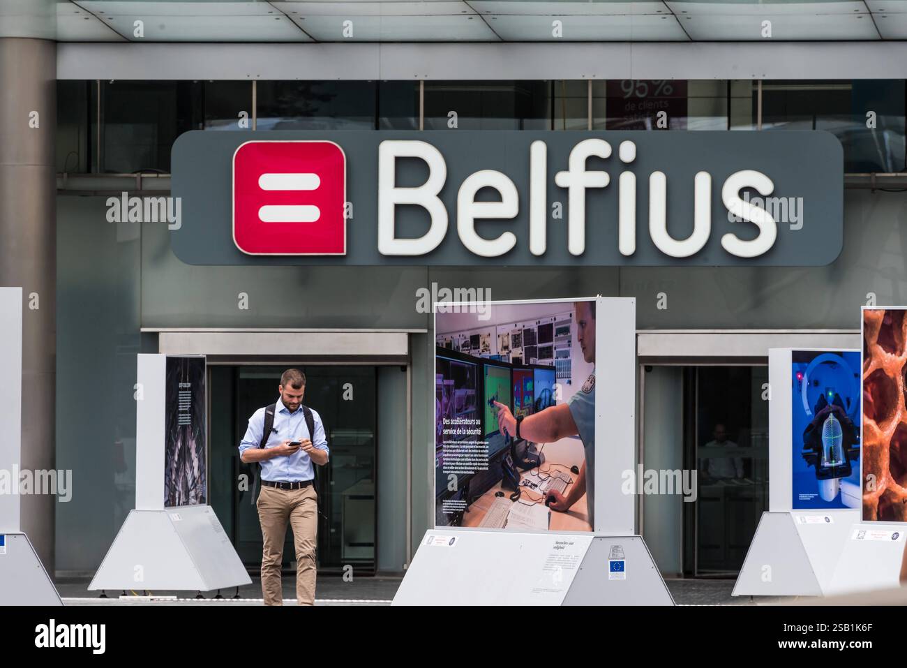 Vieille ville de Bruxelles - Belgique - 07 05 2019 Bureau personnel et clients de la banque sortant de la tour bancaire Belfius place Rogier Banque D'Images