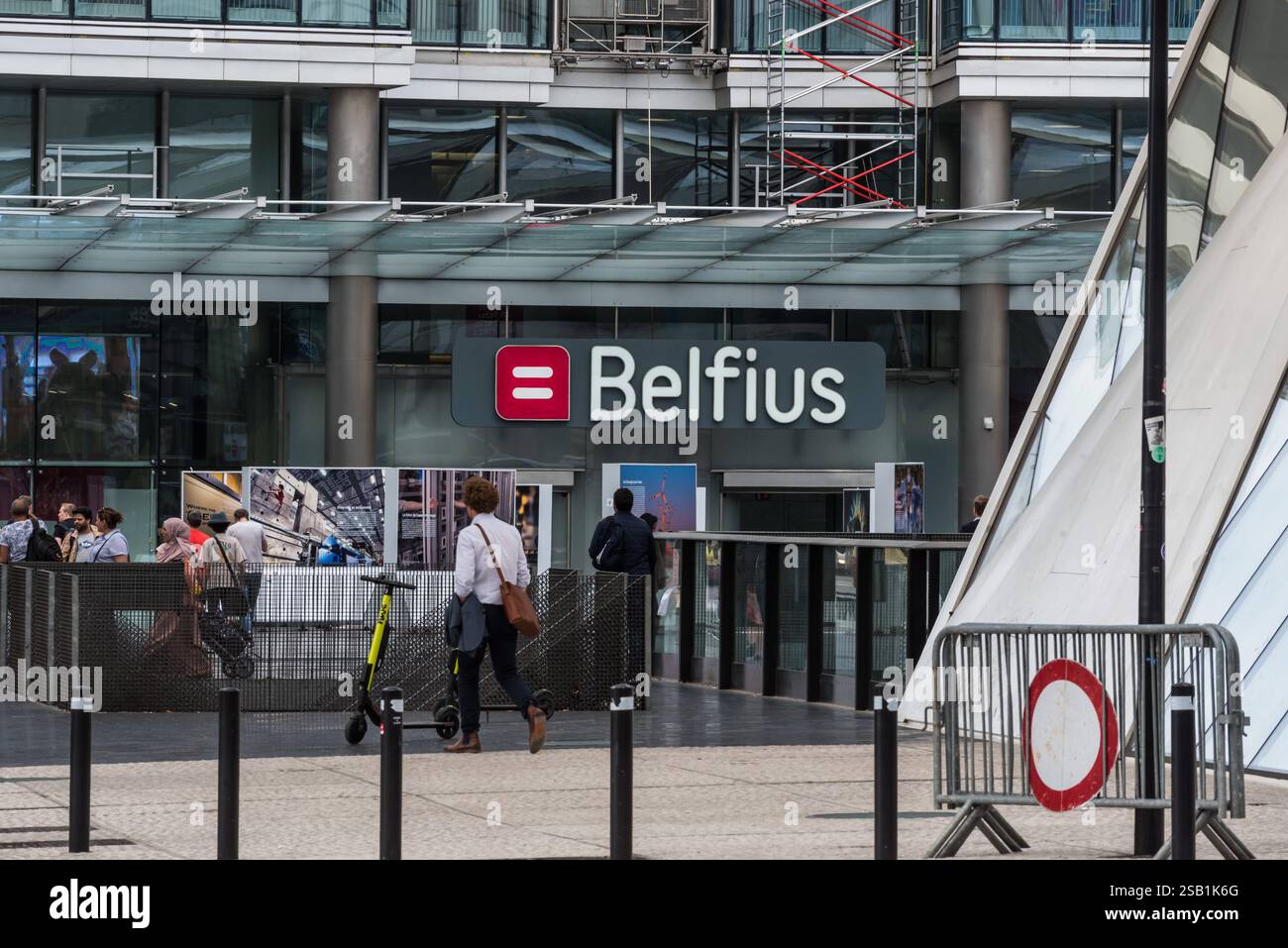 Vieille ville de Bruxelles - Belgique - 07 05 2019 Bureau personnel et clients de la banque sortant de la tour bancaire Belfius place Rogier Banque D'Images
