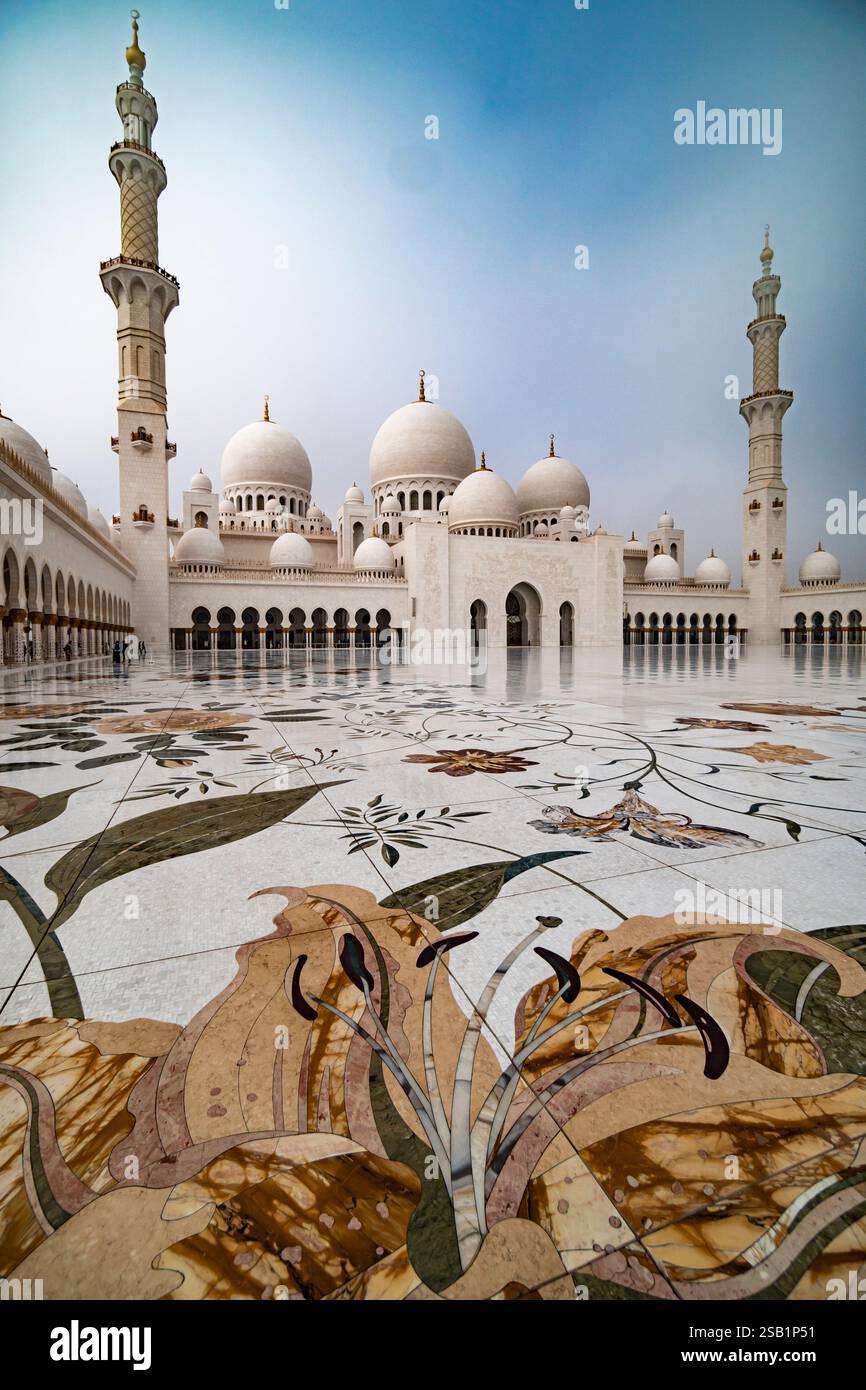 Silence majestueux : Grande Mosquée Sheikh Zayed dans le brouillard Banque D'Images