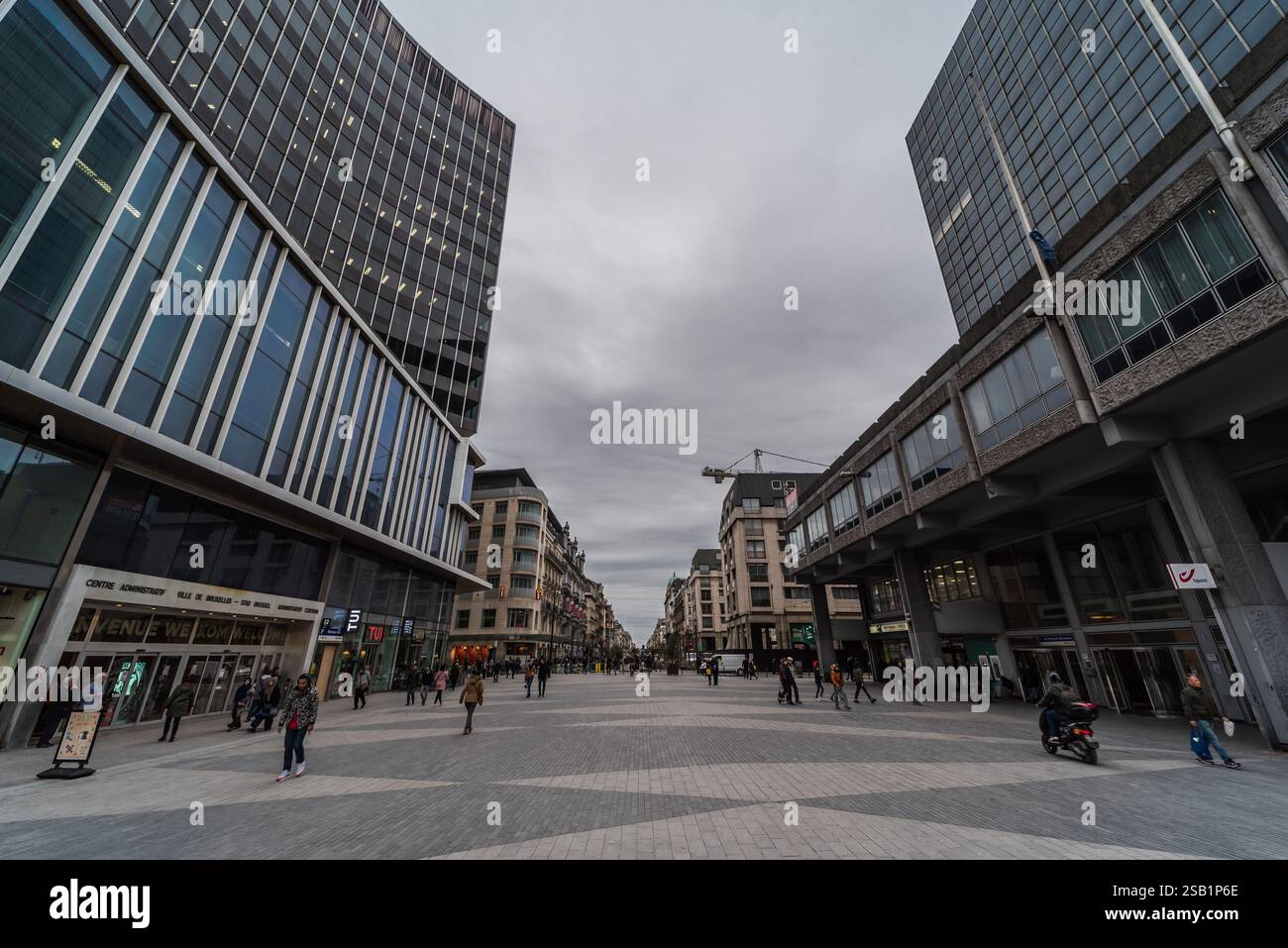 Vieille ville de Bruxelles, Belgique - 03 08 2019 vue en bas angle du centre administratif sur la place de Brouckère Banque D'Images