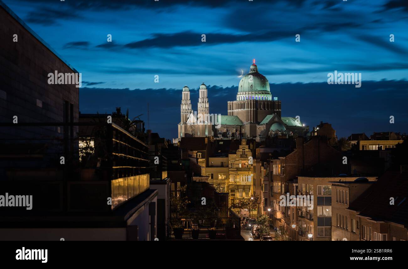 Jette, Bruxelles / Belgique - 10 11 2018 : vue sur les rues de jette au crépuscule avec la Basilique du Sacré-cœur en arrière-plan Banque D'Images