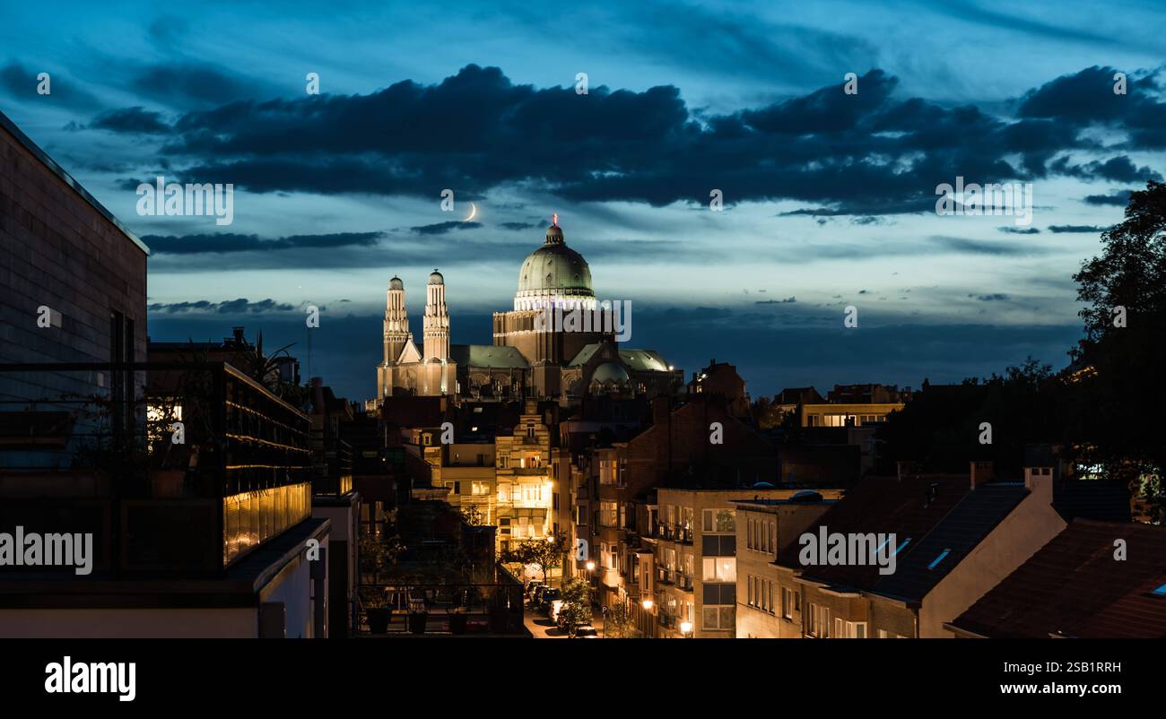 Jette, Bruxelles / Belgique - 10 11 2018 : vue sur les rues de jette au crépuscule avec la Basilique du Sacré-cœur en arrière-plan Banque D'Images