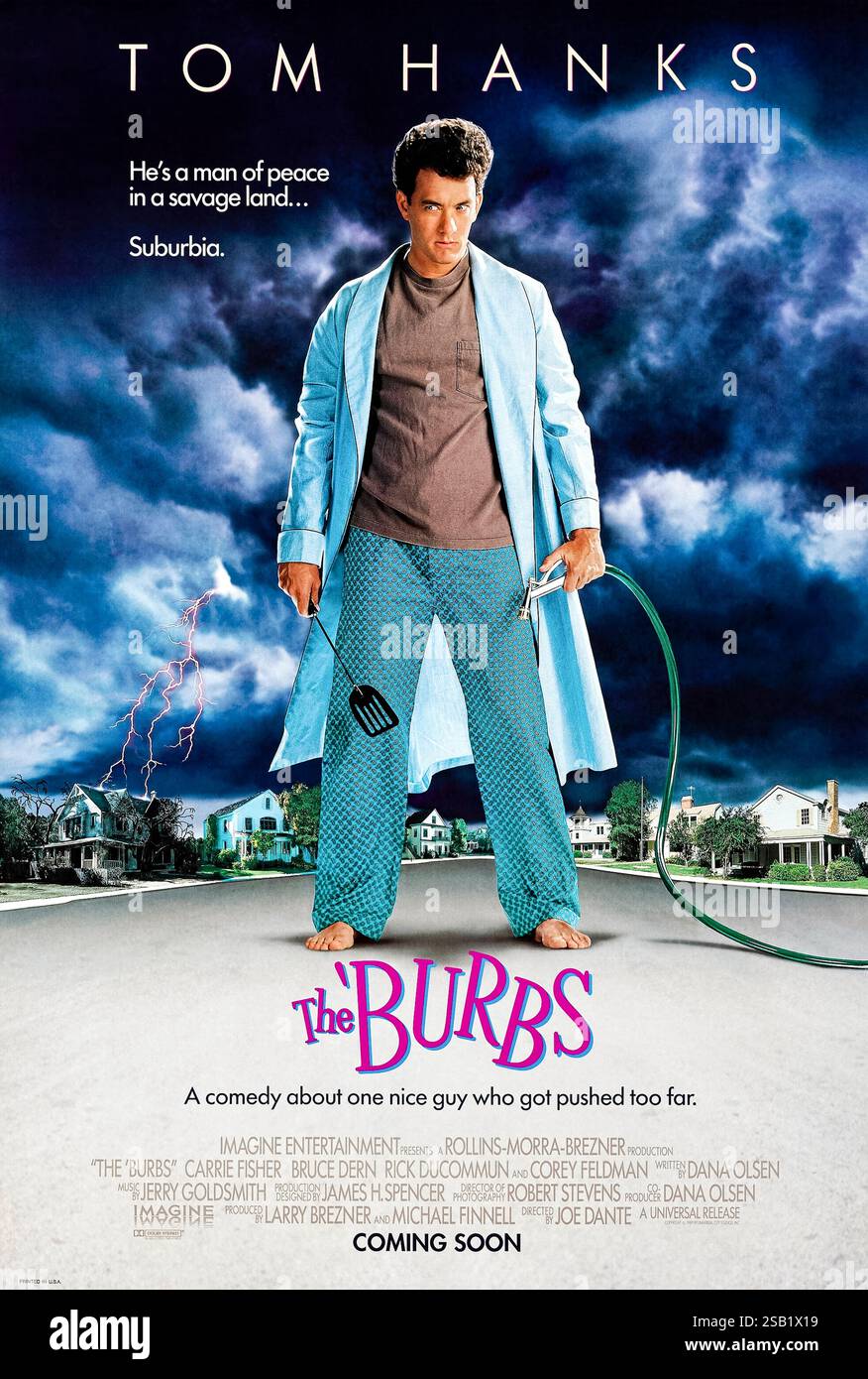 The 'Burbs (1989) réalisé par Joe Dante et mettant en vedette Tom Hanks, Bruce Dern et Carrie Fisher. Un propriétaire de banlieue devient de plus en plus méfiant de ses mystérieux nouveaux voisins, ce qui conduit à la paranoïa comique et au chaos. Photographie d'une affiche américaine originale de 1989 À USAGE ÉDITORIAL EXCLUSIF. Crédit : BFA / Universal Pictures Banque D'Images