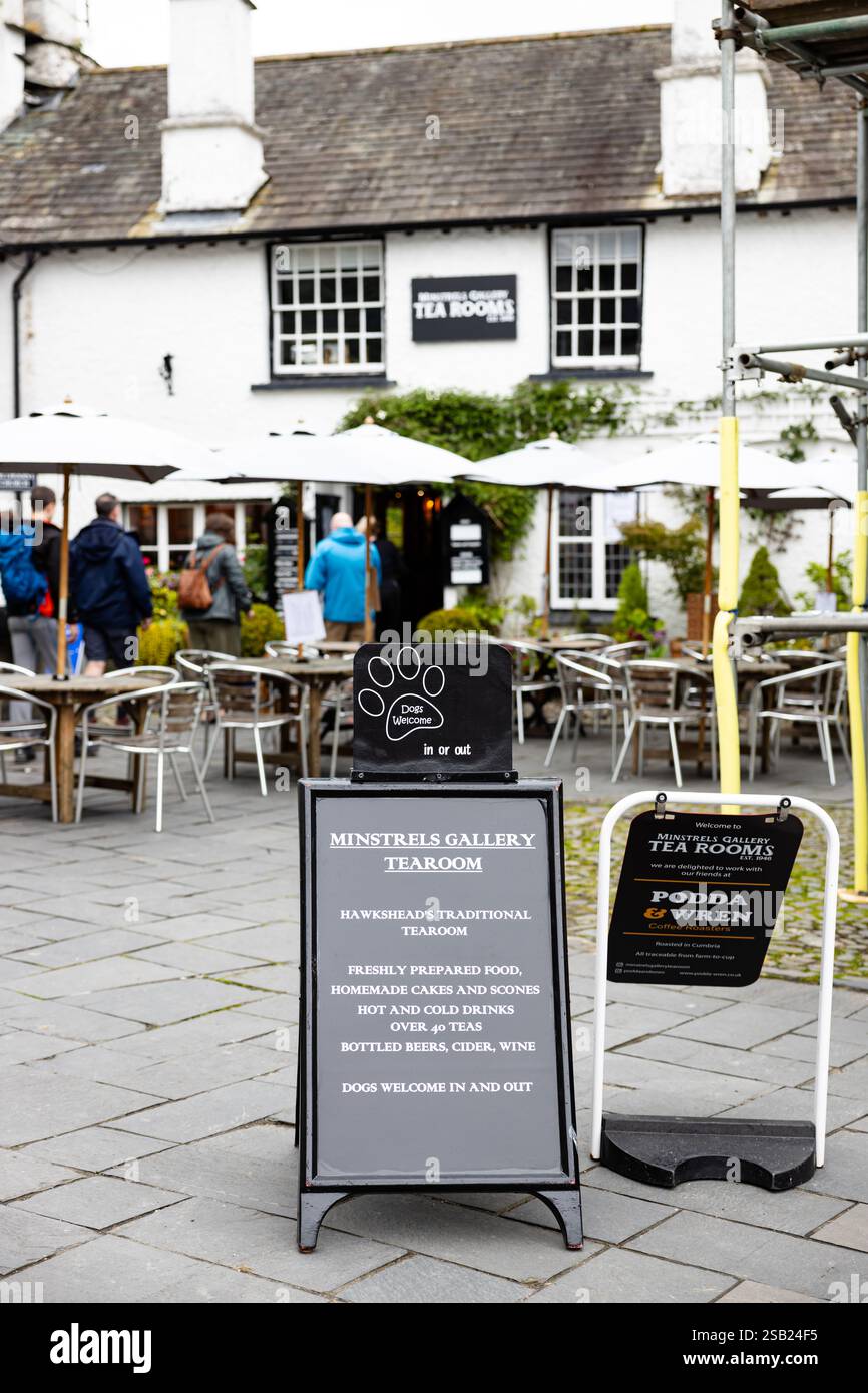 Panneaux de trottoir à l'extérieur du salon de thé de la galerie Minstrels Banque D'Images