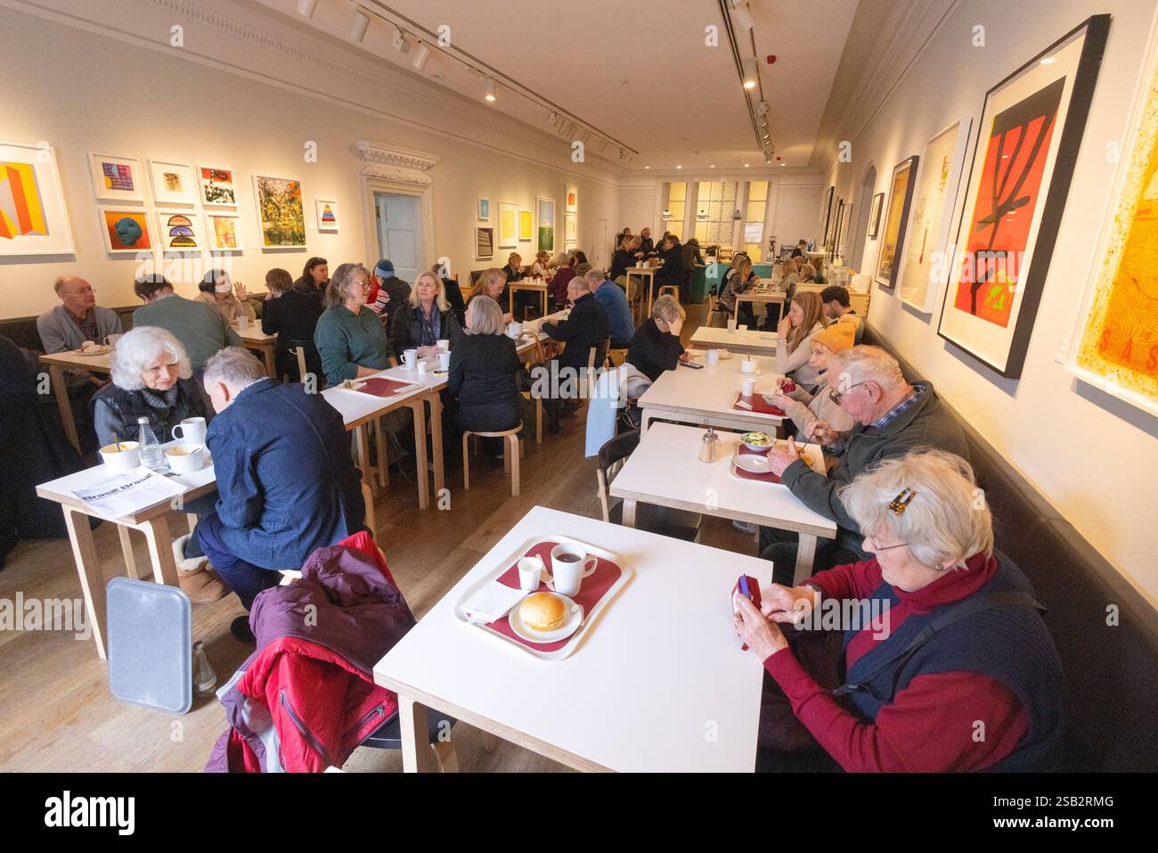 Royal Academy of the Arts London ; personnes mangeant dans le Sir Hugh Casson Members / Friends Cafe ; The Keepers House, Burlington House London UK Banque D'Images