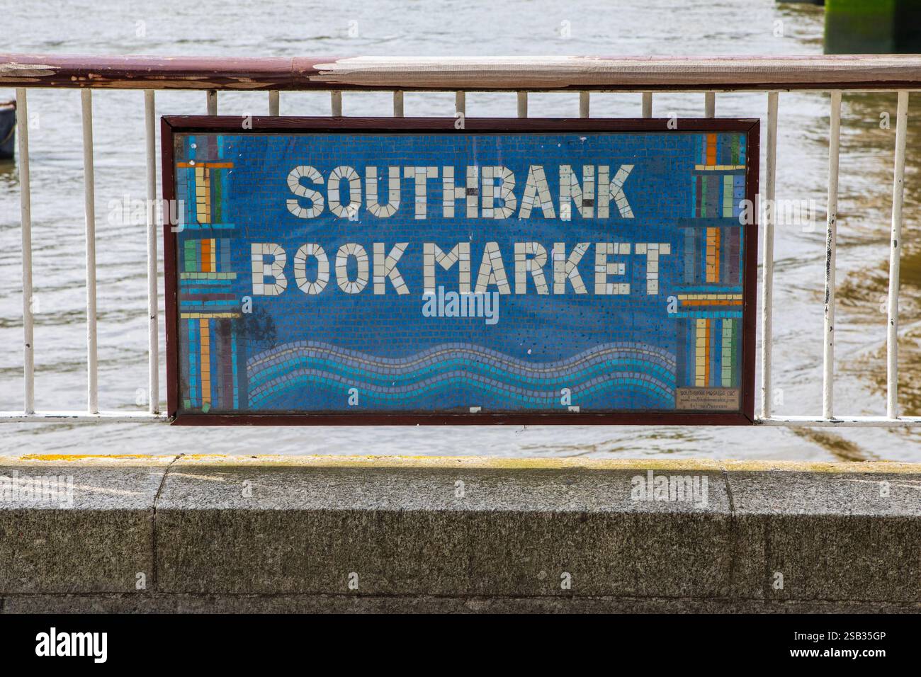 Un panneau sur le célèbre Southbank Book Market, situé sur la South Bank à Londres, Royaume-Uni. Banque D'Images