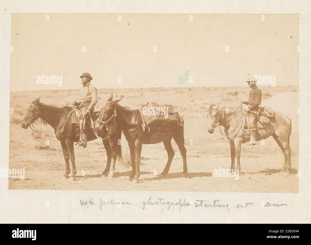 Aléatoire, enregistrements, de, a, durée de vie, 1846-1931, [en fait 1932]., deux individus sont vus debout à côté de leurs chevaux sur un vaste paysage ouvert. Les deux figurines sont habillées d'une tenue pratique adaptée au voyage, avec une personne positionnée légèrement devant et l'autre derrière. Les chevaux sont équipés de sacoches, indiquant qu'ils font partie d'un voyage ou d'une expédition. Le terrain environnant semble sec et aride, suggérant un environnement accidenté. L'accent mis sur les individus et leurs montures fait allusion à des thèmes d'exploration et d'aventure dans un cadre éloigné. Le texte manuscrit est faiblement visible, Banque D'Images