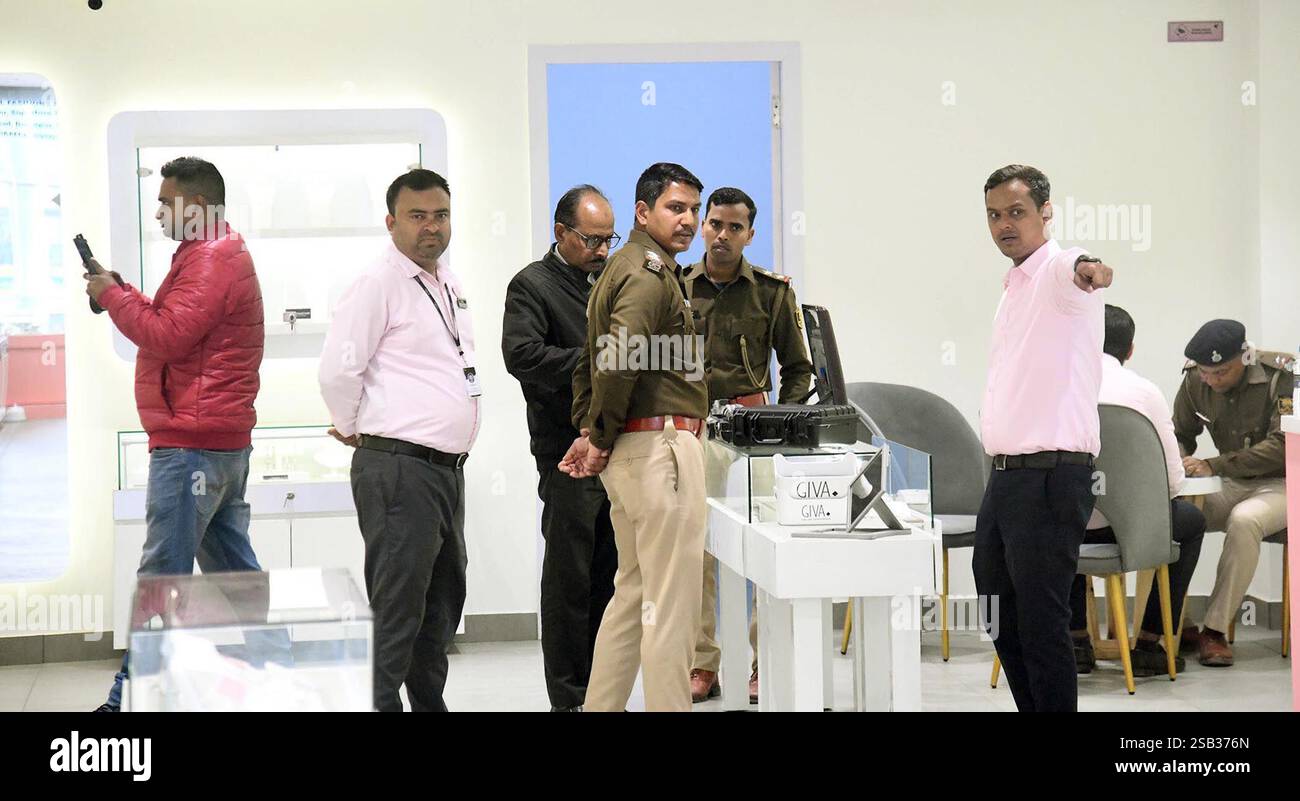 Patna, Inde. 31 janvier 2025. PATNA, INDE - JANVIER 31 : le personnel de police inspecte après butin de bijoux et d'argent de Rs 40 lakhs de la boutique de bijoux Giva par des voleurs d'armes à Saguna More, Danapur le 31 janvier 2025 à Patna, Inde. (Photo de Santosh Kumar/Hindustan Times/Sipa USA) crédit : Sipa US/Alamy Live News Banque D'Images