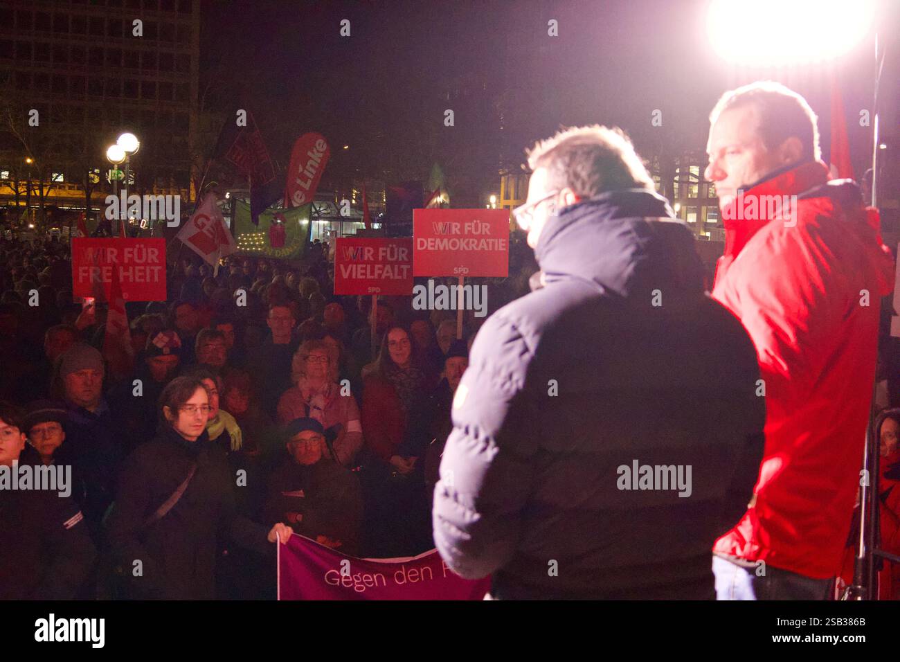 Wiesbaden, Allemagne de l'Ouest. 31 janvier 2025. Des milliers de personnes se rassemblent devant la nouvelle mairie pour protester contre les plans de la CDU-CSU. Banque D'Images