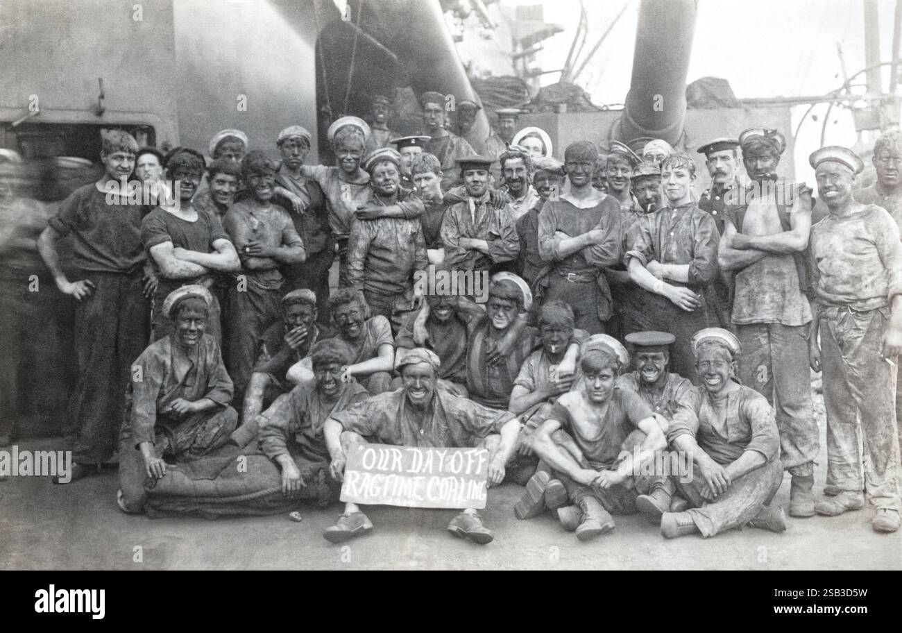 Marins couverts de poussière de charbon devant un canon double de 9,2 pouces turrent sur le pont du HMS Agamemnon après recalage, 1914. Banque D'Images