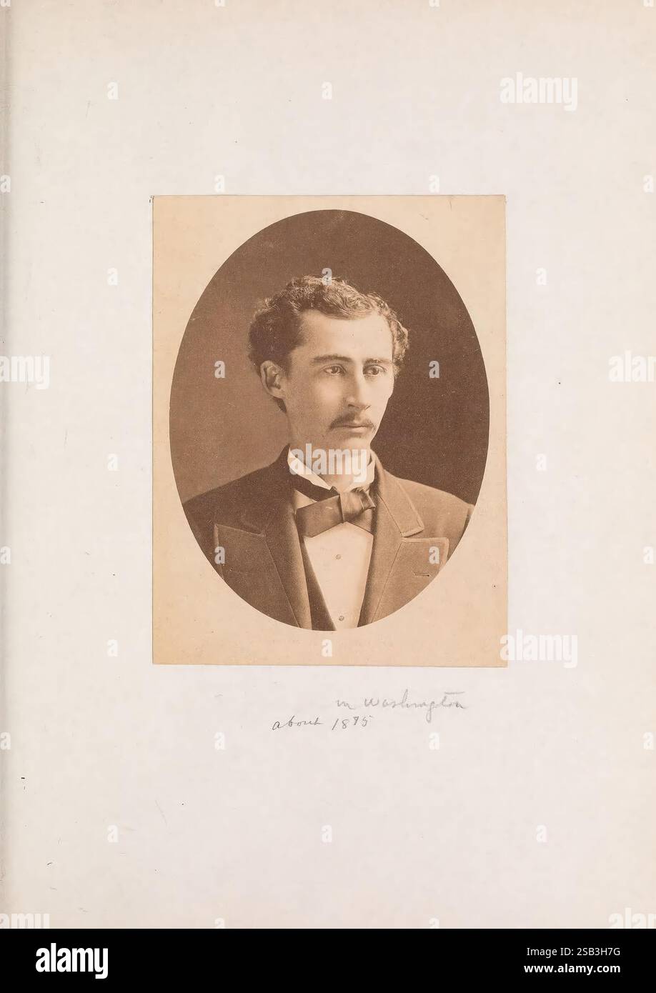 Aléatoire, enregistrements, de, a, durée de vie, 1846-1931, [en fait 1932]., Un portrait d'un jeune homme posé élégamment, arborant un costume formel et un noeud papillon. Il a soigneusement coiffé les cheveux et une moustache subtile, dégageant un sentiment de raffinement et de confiance. Les bords extérieurs de la composition présentent un cadre ovale doux, soulignant son apparence jeune mais distinguée. Sous l'image, une inscription manuscrite indique « M. Washington, vers 1870 », suggérant un contexte historique et ajoutant une touche personnelle à la représentation. Banque D'Images