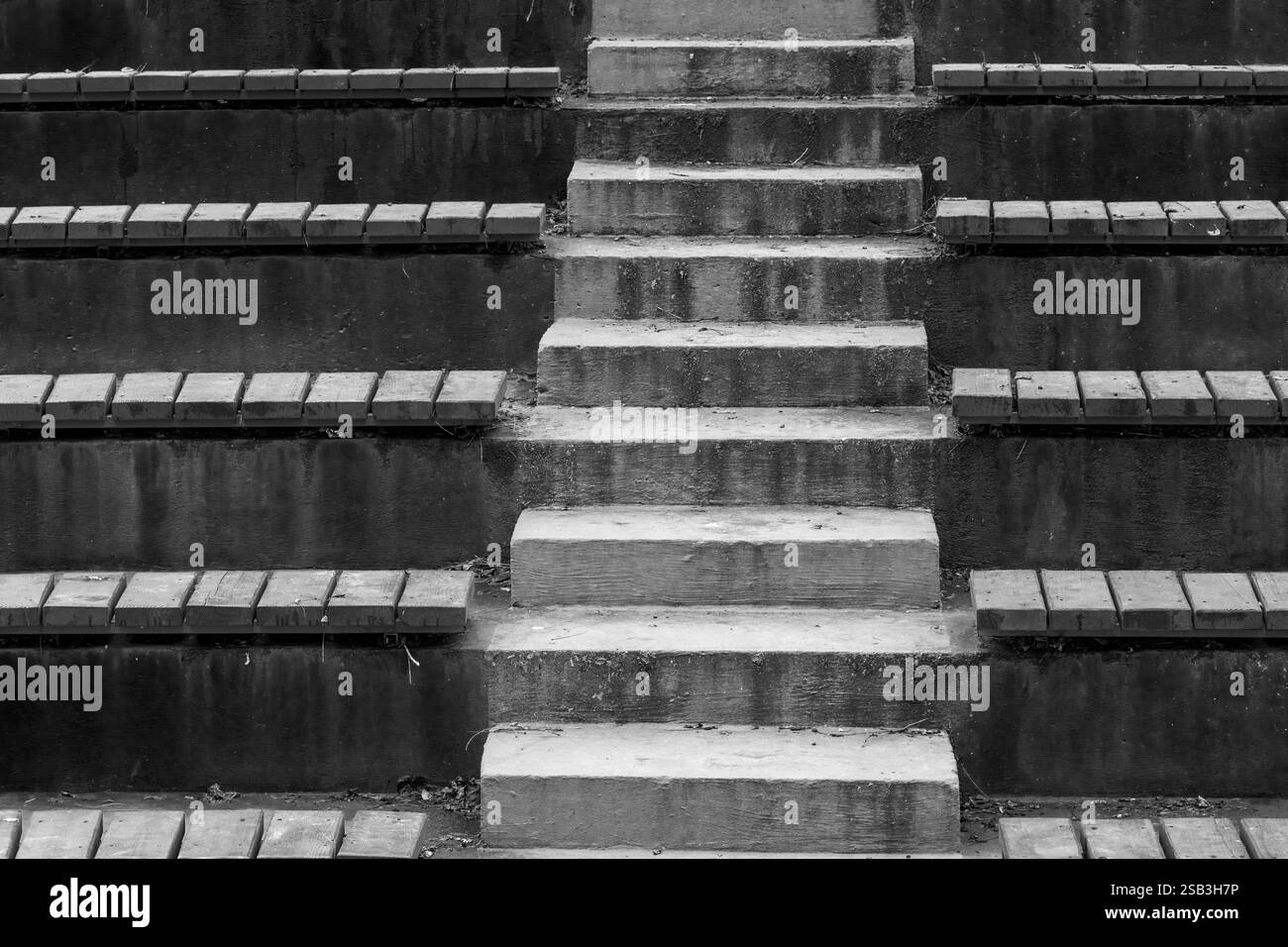 Architecture urbaine : escalier en béton avec sièges en bois Banque D'Images