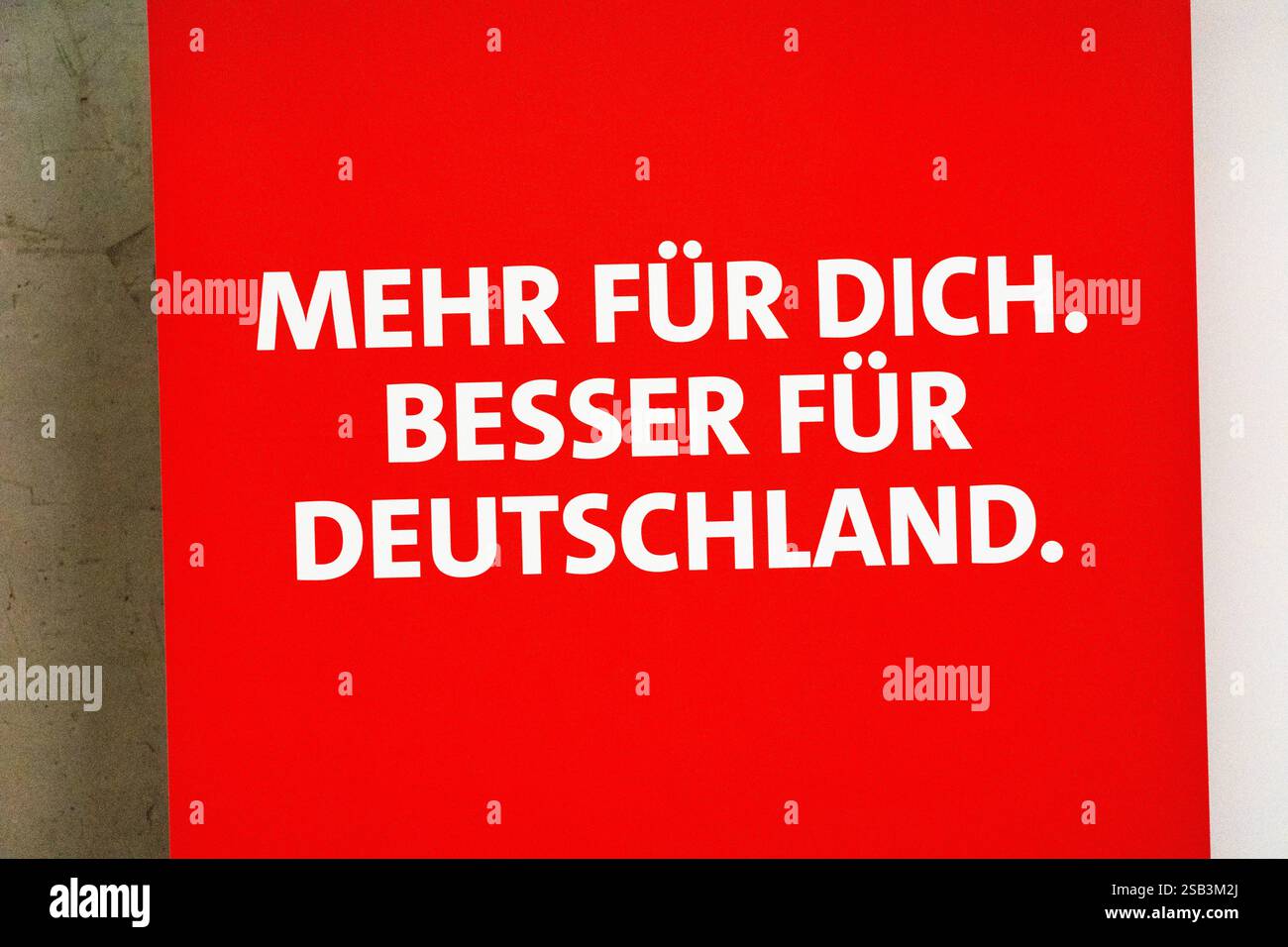 Regensburg, Bavière, Allemagne - 31 janvier 2025 : une grande affiche du SPD avec le slogan de campagne électorale More for You. Mieux pour l'Allemagne. dans les zones urbaines. Le message signale la justice sociale et des améliorations économiques. *** Ein großflächiges SPD-Plakat mit dem Wahlkampfslogan Mehr für dich. Besser für Deutschland. im urbanen Raum. Die Botschaft signalisiert soziale Gerechtigkeit und wirtschaftliche Verbesserungen. Banque D'Images
