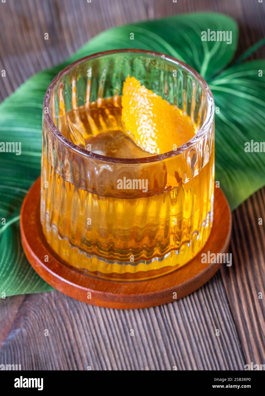 Banane Old Fashioned avec garniture de zeste d'orange Banque D'Images