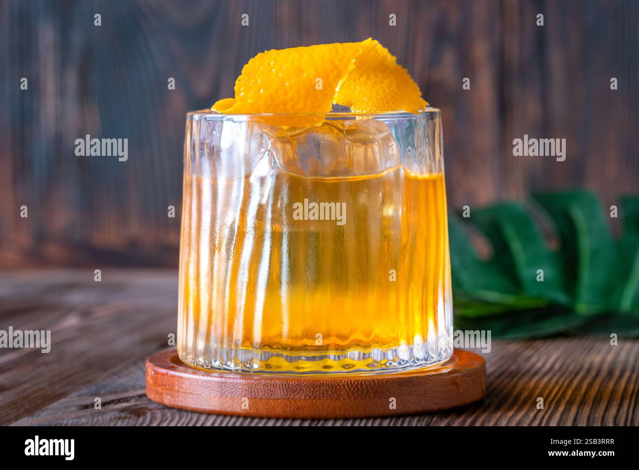 Banane Old Fashioned avec garniture de zeste d'orange Banque D'Images