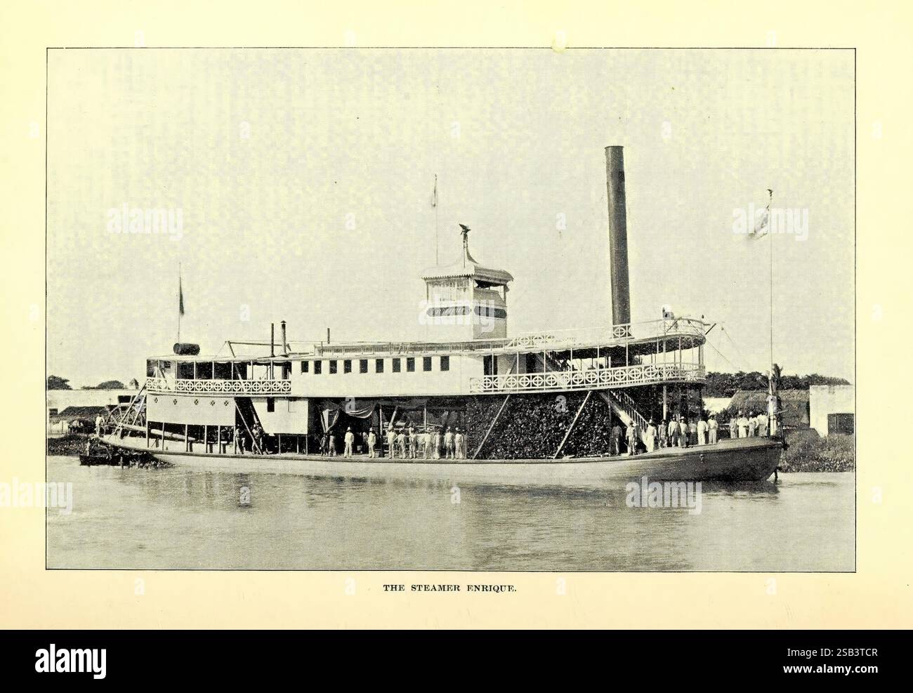 Un voyage en avion sous les tropiques, Cambridge [Mass.], Riverside Press, 1895, Colombie, Curaçao, Antilles néerlandaises, Description et voyage, histoire naturelle, l'image montre un grand bateau à vapeur, remarquable pour son pont à plusieurs niveaux et sa cheminée proéminente. Le navire est orné de drapeaux flottant dans la brise, et il semble être rempli de passagers, suggérant une atmosphère animée à bord. Entourant le bateau, les eaux calmes reflètent sa silhouette, tandis que le rivage révèle un aperçu d'une zone développée avec des structures qui font allusion à une communauté riveraine dynamique. L’intrica du bateau à vapeur Banque D'Images