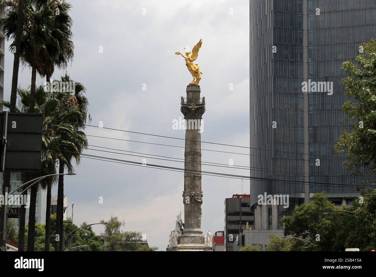 Mexico, Mexique - 23 août 2023 : le monument de l'Ange de l'indépendance est une icône emblématique du CDMX. Colonne du mausolée avec la statue Banque D'Images