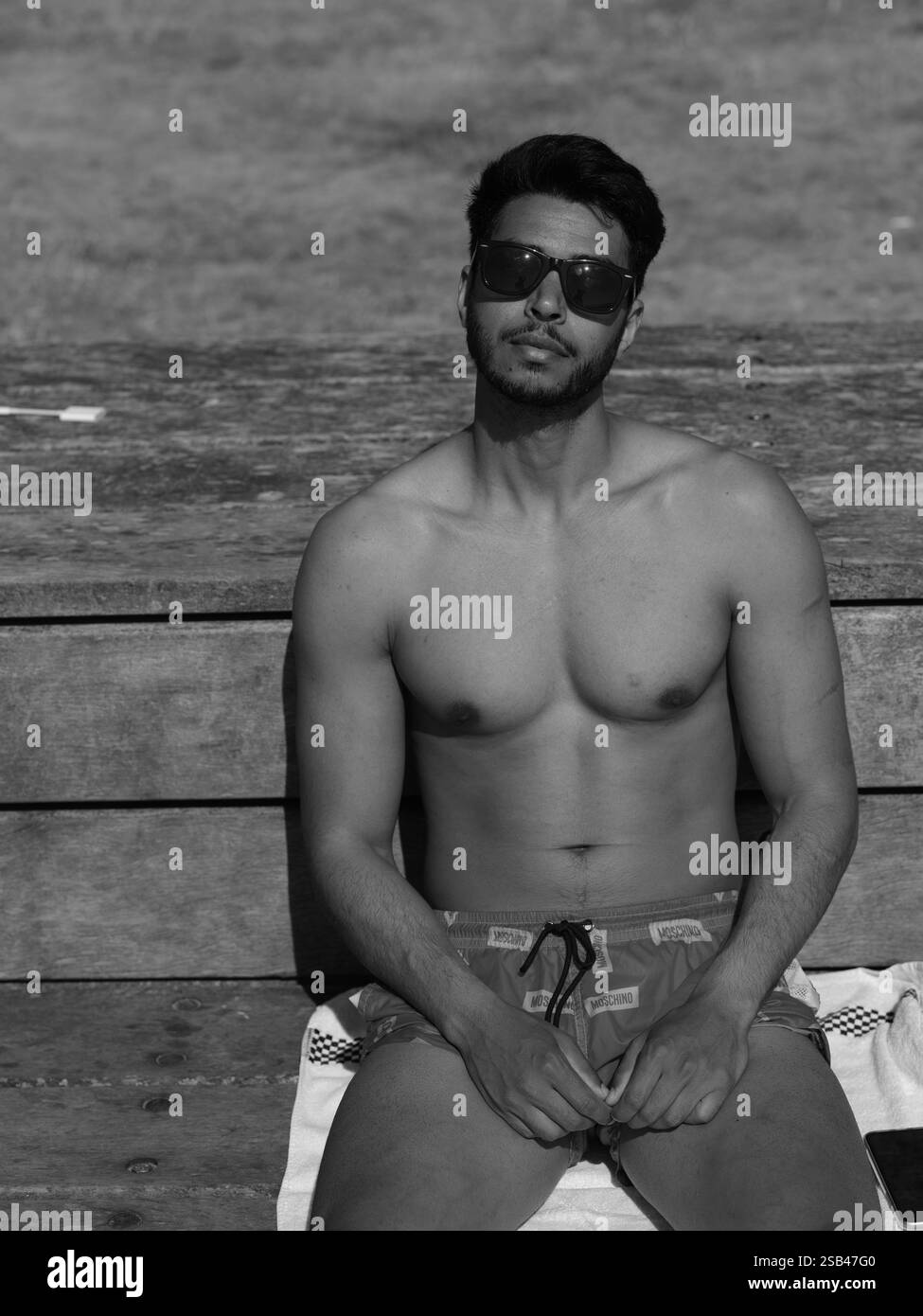 Helsingborg, Skåne, Suède. 7 juin 2023. Portrait d'un homme sur la plage. Banque D'Images