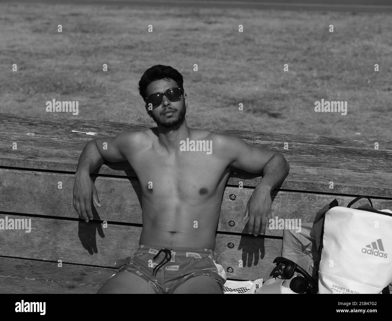 Helsingborg, Skåne, Suède. 7 juin 2023. Portrait d'un homme sur la plage. Banque D'Images