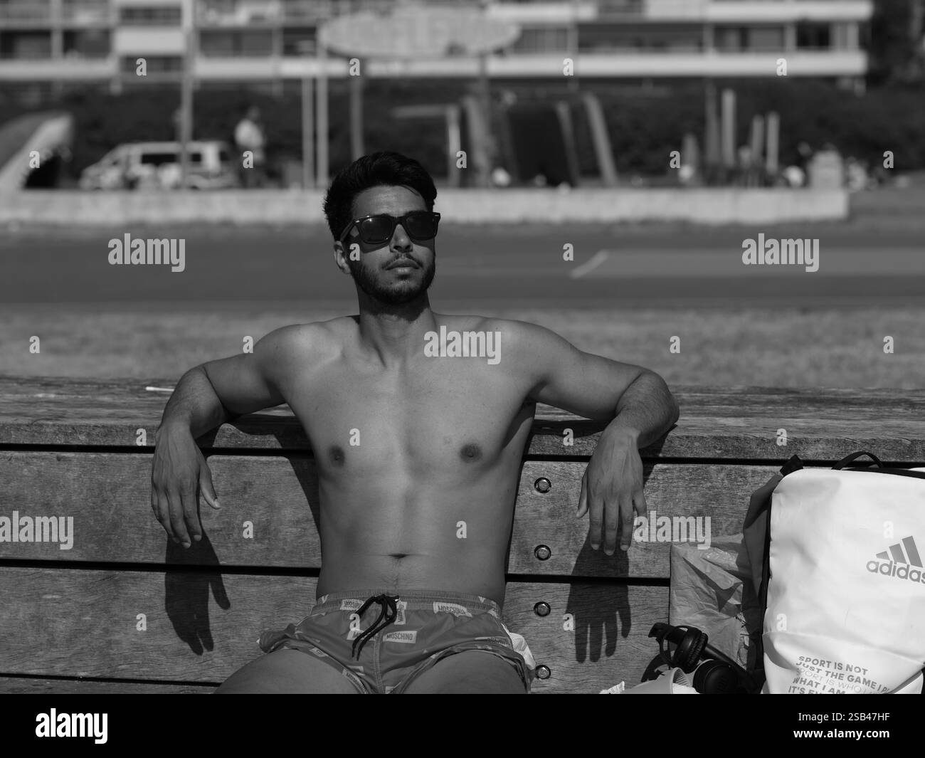 Helsingborg, Skåne, Suède. 7 juin 2023. Portrait d'un homme sur la plage. Banque D'Images