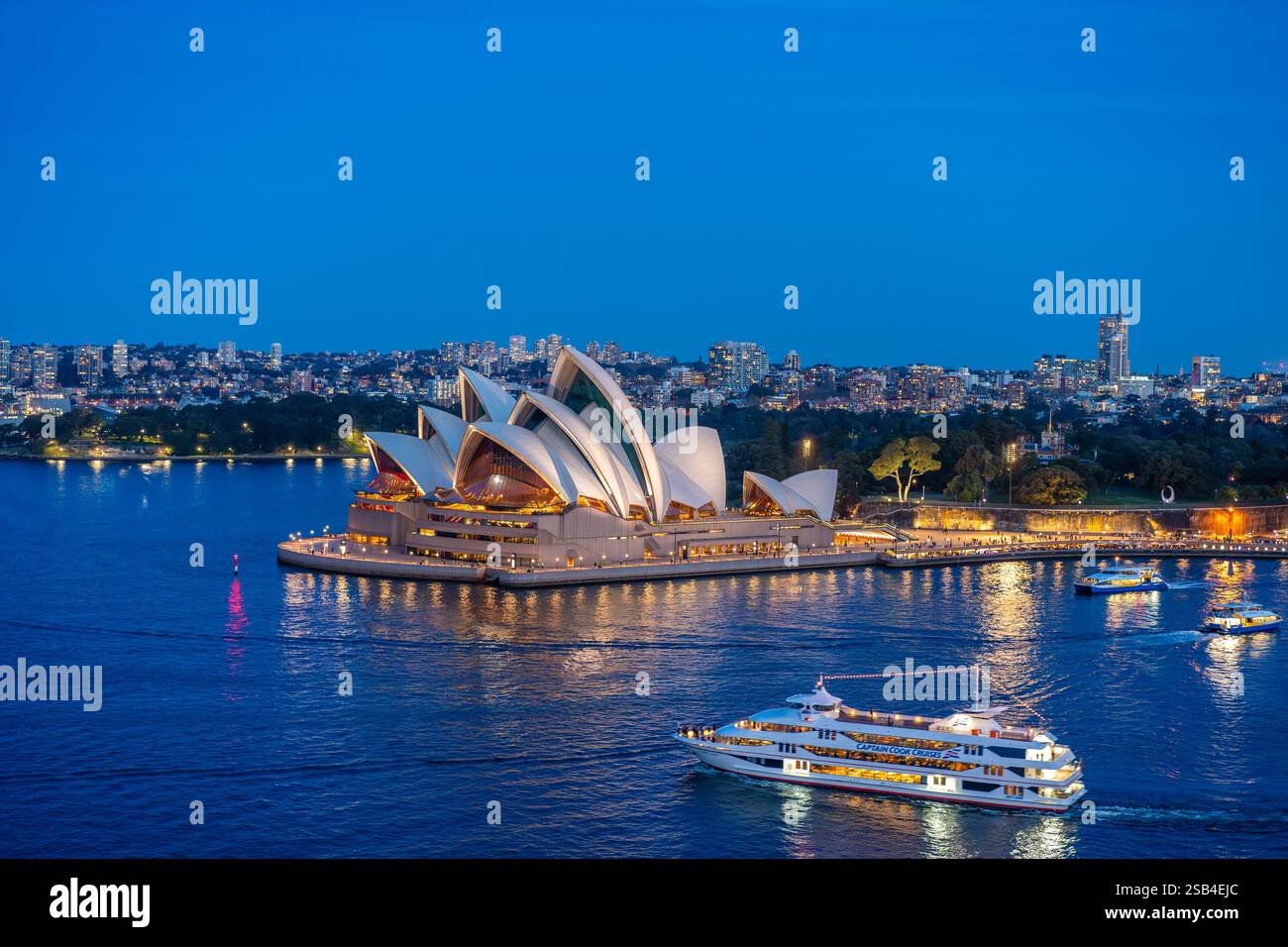 Sydney, Australie - 8 août 2024 : vue aérienne de l'Opéra de Sydney la nuit Banque D'Images