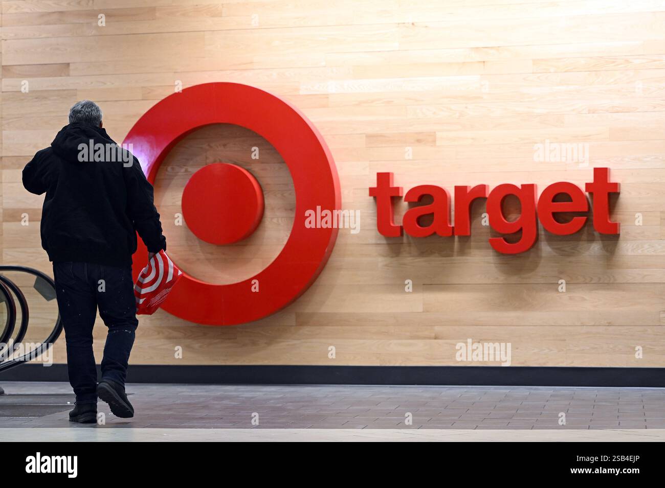 Une personne passe devant le logo Target Corp., alors que le magasin de détail annonçait qu'il retirerait ses initiatives DEI (diversité, équité, inclusion) dans l'arrondissement de Queens à New York, NY, le 30 janvier 2025. Au cours de sa première semaine au pouvoir, le président Donald Trump a signé un décret mettant fin aux mandats «DEI illégal et «diversité, équité, inclusion et accessibilité» (DEIA) au sein du gouvernement fédéral ; des entreprises américaines telles que Ford Motor Company, John Deere et McDonald's, Amazon et Walmart ont également annoncé qu'elles retireraient ou mettraient fin à leurs programmes de diversité. (Photo par Anthony Behar/SipaUSA) Banque D'Images
