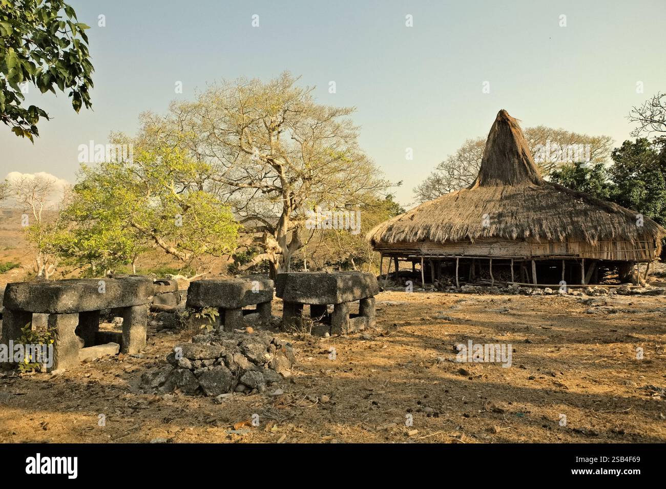Paysage du village traditionnel de PRAiliang, qui est construit sur une colline rocheuse à Mondu, Kanatang, Sumba est, Nusa Tenggara est, Indonésie. Banque D'Images Paysage du village traditionnel de PRAiliang, qui est construit sur une colline rocheuse à Mondu, Kanatang, Sumba est, Nusa Tenggara est, Indonésie. Banque D'Images