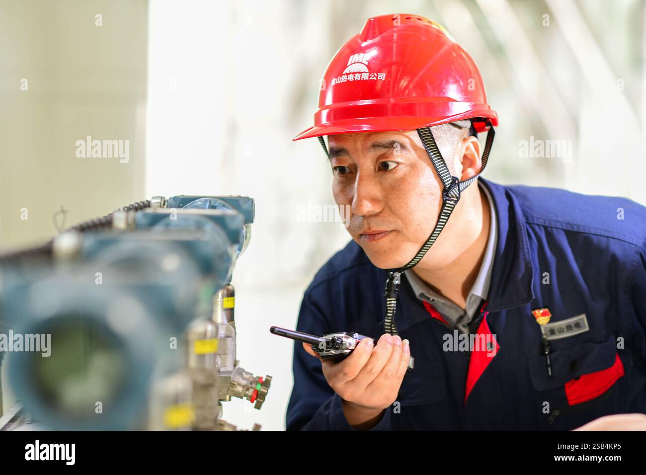 HOHHOT, CHINE - 31 JANVIER 2025 - un employé de la centrale thermique de Jinshan inspecte l'unité à Hohhot, Mongolie intérieure, Chine, 31 janvier 2025. Banque D'Images