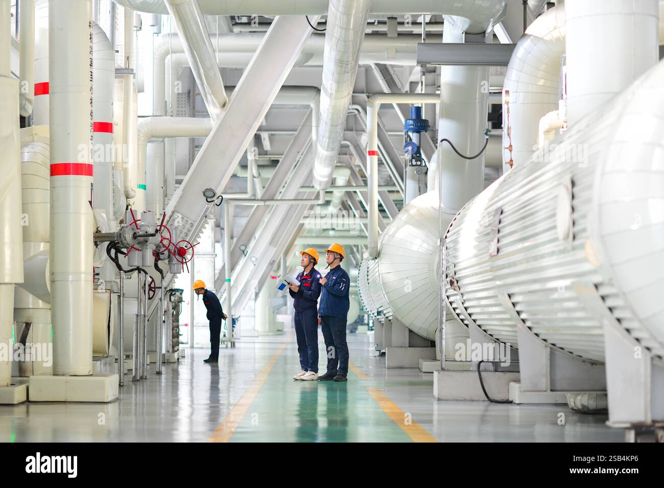 HOHHOT, CHINE - 31 JANVIER 2025 - les employés de la centrale thermique de Jinshan patrouillent devant l'unité à Hohhot, Mongolie intérieure, Chine, 31 janvier 202 Banque D'Images