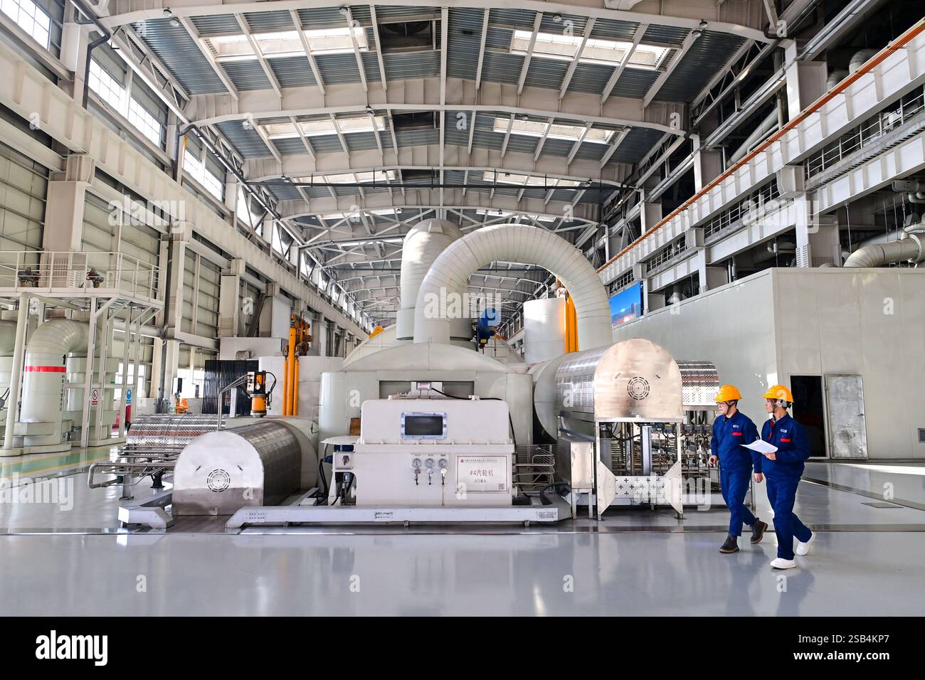 HOHHOT, CHINE - 31 JANVIER 2025 - les employés de la centrale thermique de Jinshan patrouillent devant l'unité à Hohhot, Mongolie intérieure, Chine, 31 janvier 202 Banque D'Images