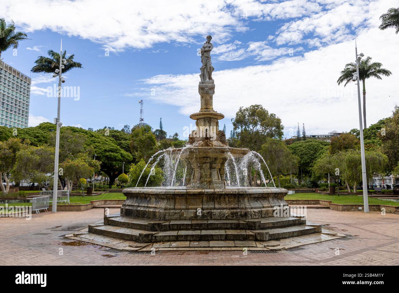 Fontaine céleste construite en 1885 au centre de Coconut place dans les jardins centraux entouré d'arbres et de ciel bleu, Nouméa, Grande Terre Island, Nouveau Banque D'Images