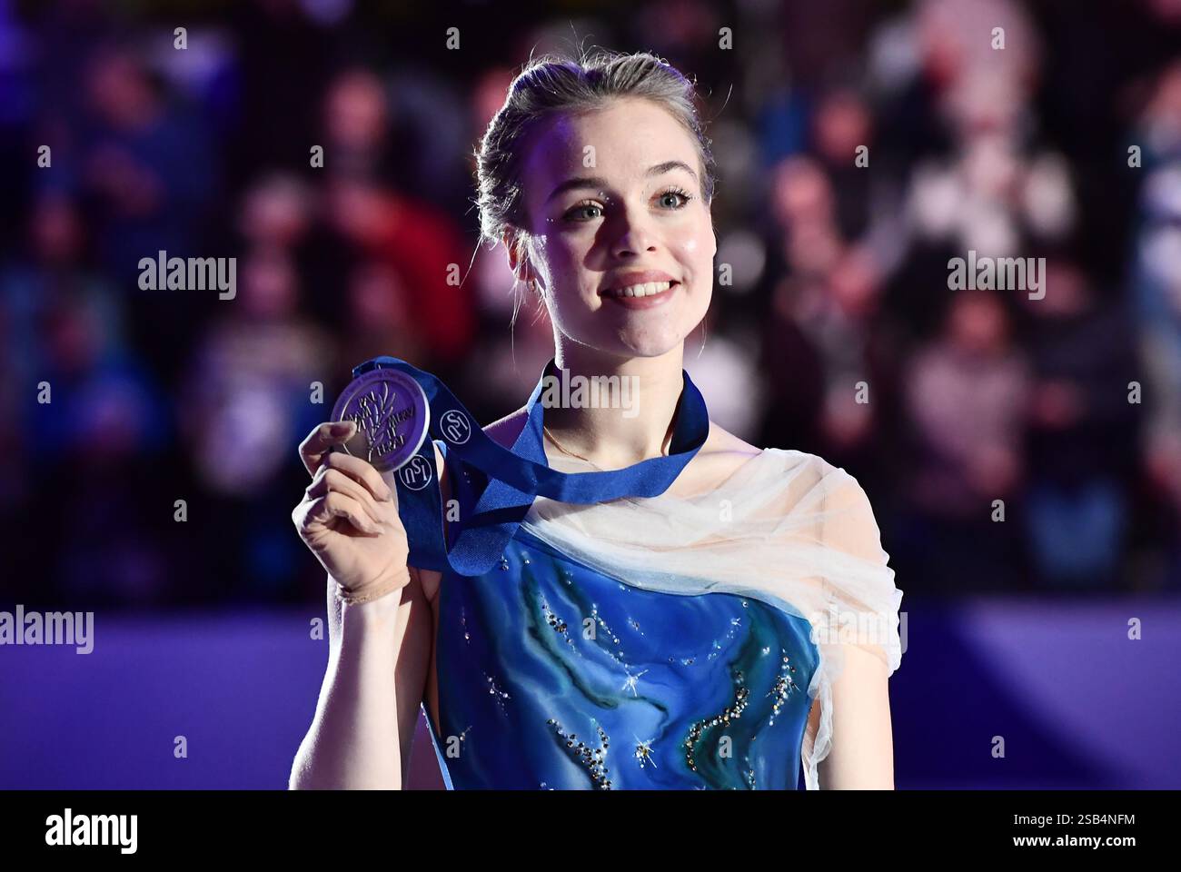 Tallinn, Estonie. 31 janvier 2025. Anastasiia Gubanova, médaillée d'argent, pose pour les photos après l'épreuve féminine de patinage libre au Championnat d'Europe de patinage artistique de l'ISU 2025 à Tallinn, Estonie, le 31 janvier 2025. Crédit : Sergei Stepanov/Xinhua/Alamy Live News Banque D'Images
