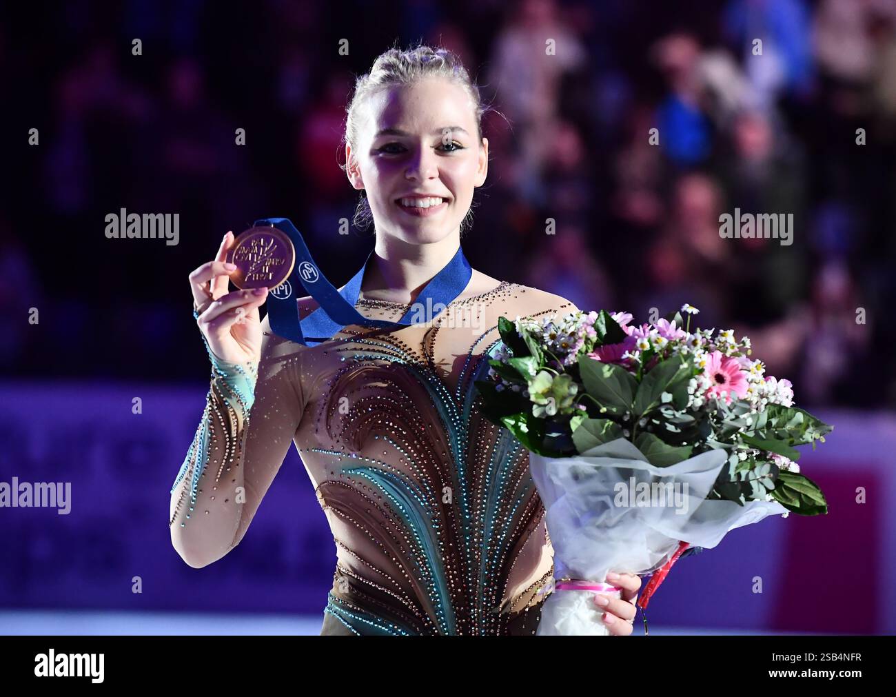 Tallinn, Estonie. 31 janvier 2025. La médaillée d'or estonienne Niina Petrokina pose pour les photos après l'épreuve féminine de patinage libre au Championnat d'Europe de patinage artistique 2025 de l'ISU à Tallinn, Estonie, le 31 janvier 2025. Crédit : Sergei Stepanov/Xinhua/Alamy Live News Banque D'Images