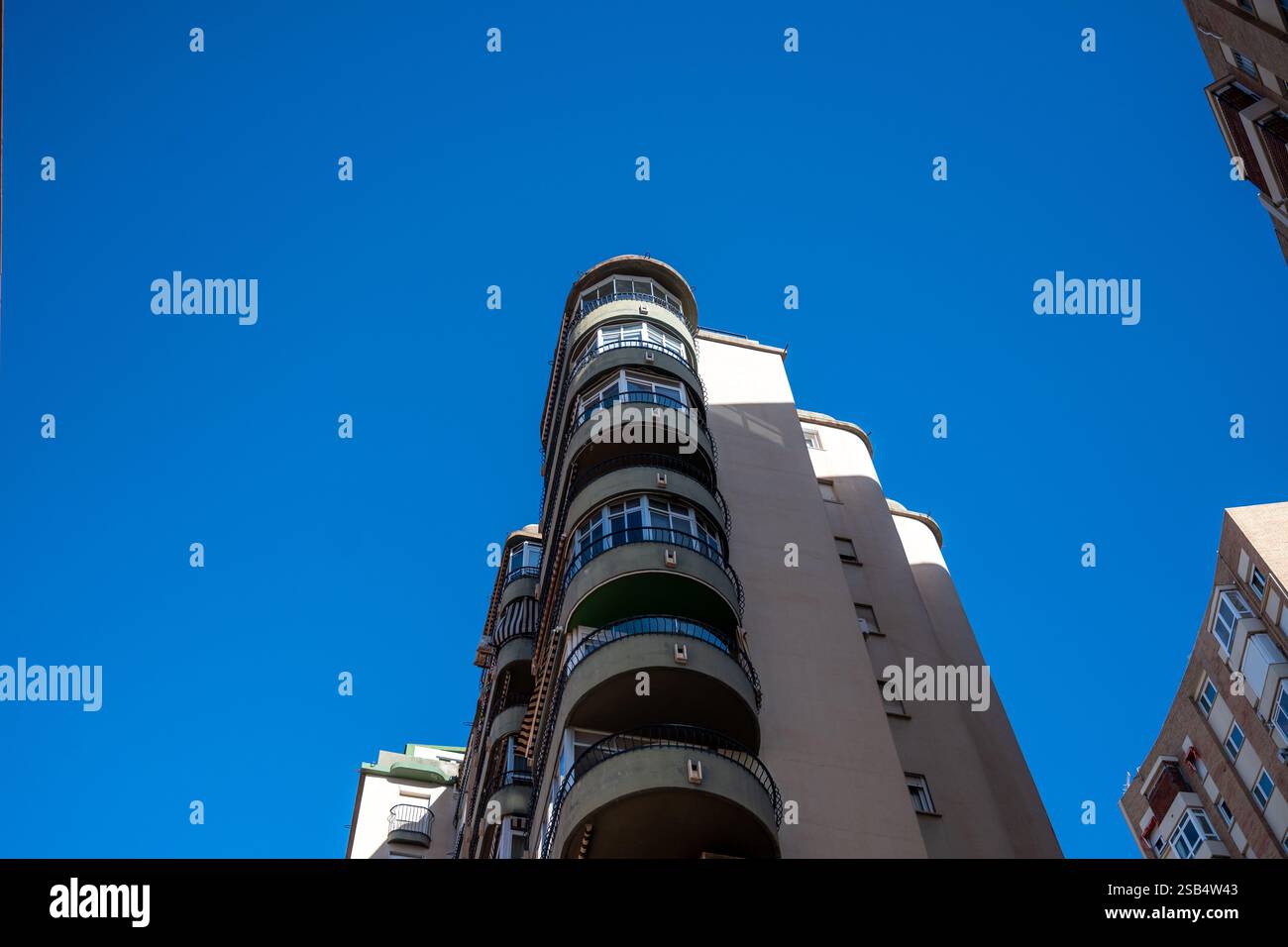 Malaga, Espagne, 29 décembre 2024 un bâtiment résidentiel moderne avec un coin arrondi - architecture typique de la ville Banque D'Images