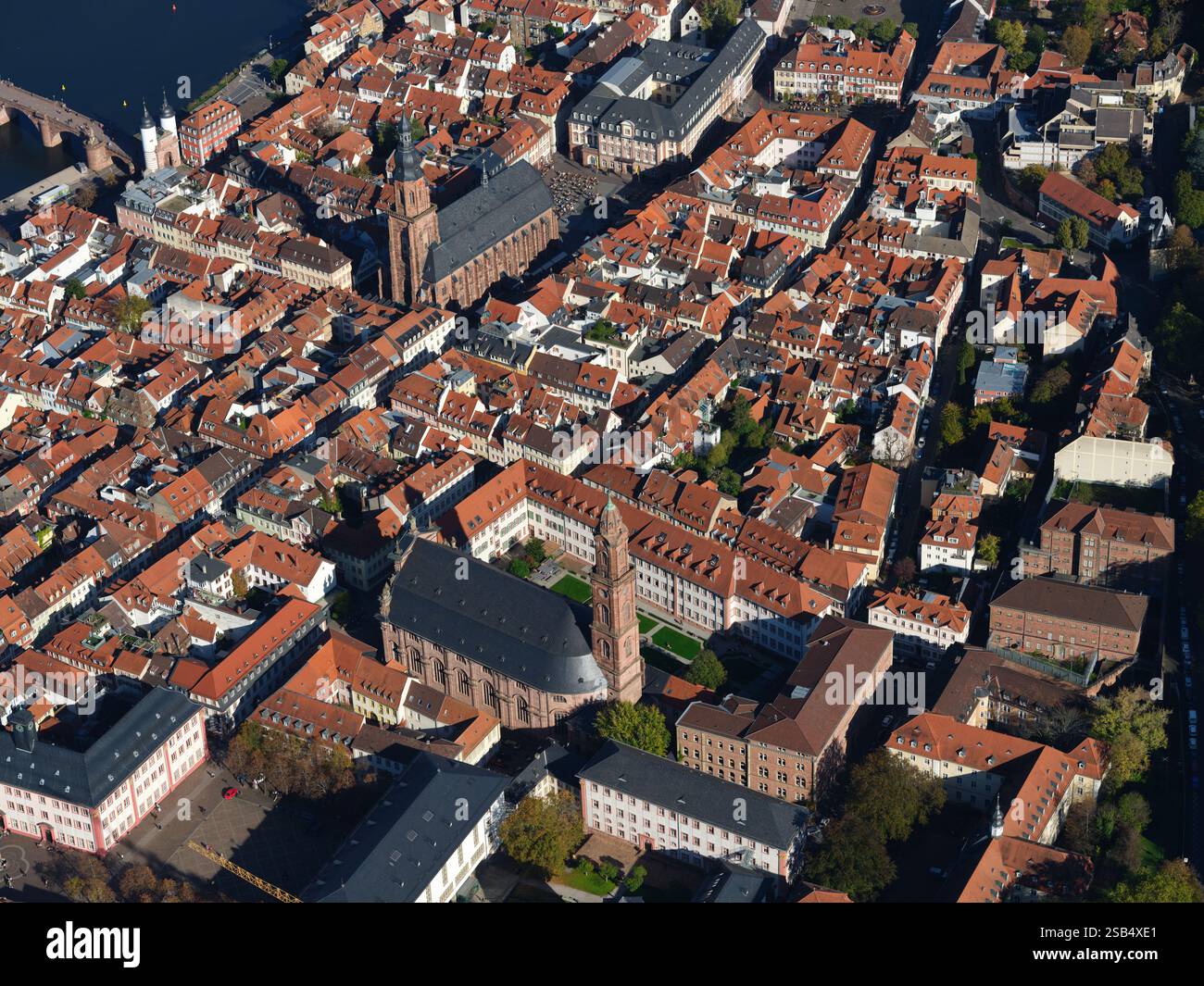 VUE AÉRIENNE. Église jésuite (Jesuitenkirche) la plus proche, et plus loin, l'église Saint-esprit (Heiliggeistkirche). Heidelberg, Allemagne. Banque D'Images